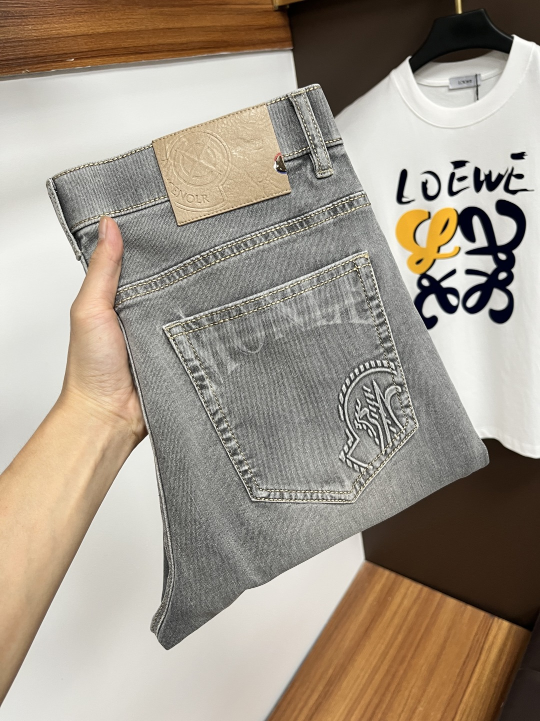 NO:519593,The 2025ss Snake Year Summer New Year Jeans. Original 1:1 production, a perfect choice for daily life, simple, elegant, fashionable and stylish, customized imported tannin fabric, heavy industry washing process, complex and exquisite workmanship. It is easy to meet the needs of the four seasons, soft and elastic, smooth and neat, original auxiliary materials, L40 upper body comfortable and easy to match, durable code number 29-38, Moncler, jeans, alexander wang19860909蒙口 2025ss蛇年夏季贺岁款牛仔裤.原单1:1制作,日常必备的完美之选,简单大气亦时尚有型,定制进口丹宁面料 ,重工洗水工艺,做工复杂工艺精湛.轻松迎合四季需要,手感柔软带弹力,流畅利落,原版辅料五金,L40上身舒适非常易搭耐看码数29-38,,Moncler,jeans,alexander wang,Men's clothing