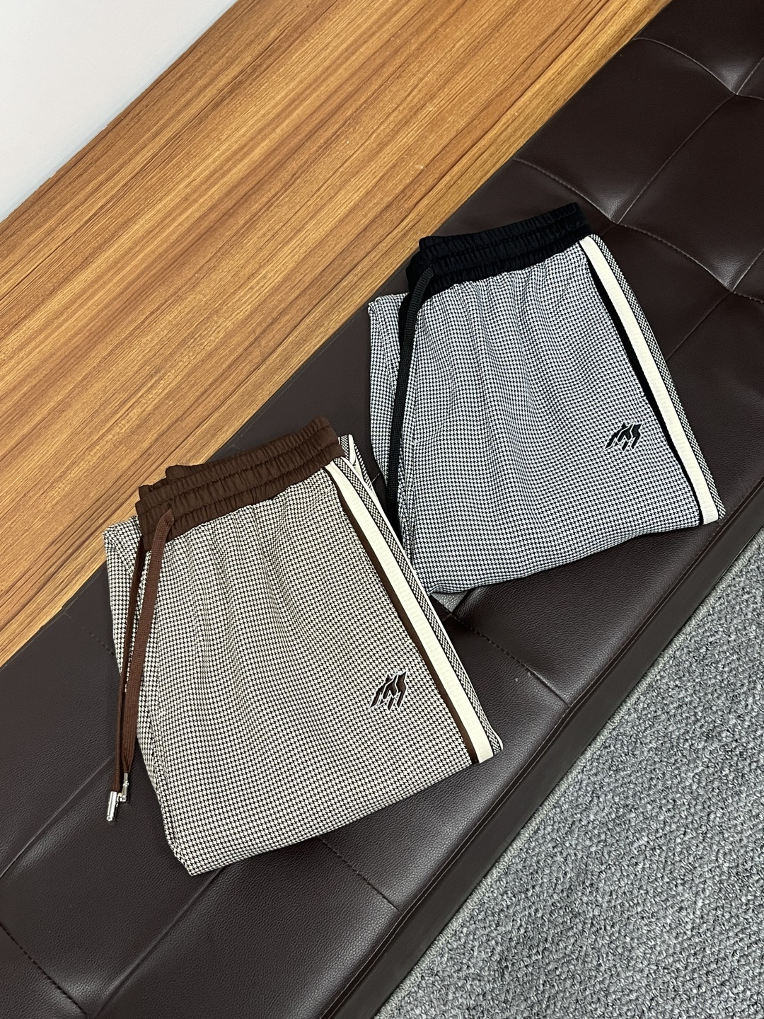 NO:519597,Dior 2025ss Snake Year Summer New Year Jeans. Original 1:1 production, perfect choice for daily life, simple, elegant, fashionable and stylish, customized imported tannin fabric, heavy industry washing process, complex and exquisite workmanship. It is easy to meet the needs of all seasons, soft and elastic, smooth and neat, original auxiliary hardware, L40 upper body is comfortable and easy to match, durable code number 29-38, dior, jeans, alexander wang19860909迪奥 2025ss蛇年夏季贺岁款牛仔裤.原单1:1制作,日常必备的完美之选,简单大气亦时尚有型,定制进口丹宁面料 ,重工洗水工艺,做工复杂工艺精湛.轻松迎合四季需要,手感柔软带弹力,流畅利落,原版辅料五金,L40上身舒适非常易搭耐看码数29-38,,dior,jeans,alexander wang,Men's clothing