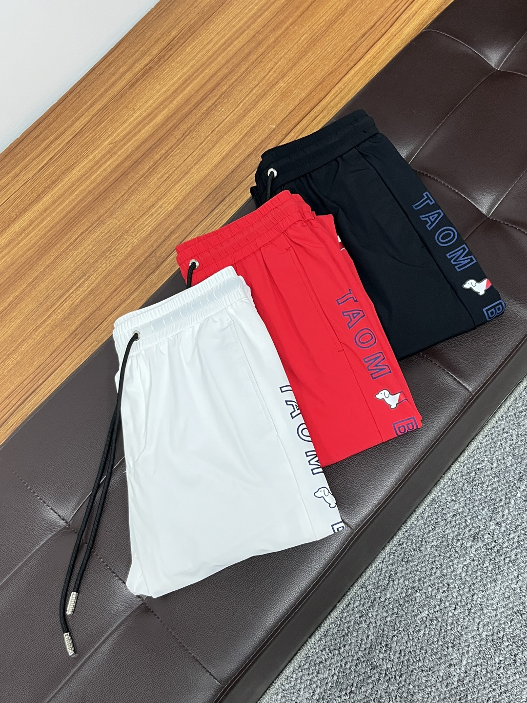 NO:519599,TB 2025ss Snake Year Summer New Year Jeans. Original 1:1 production, perfect choice for daily life, simple, atmospheric, fashionable and stylish, customized imported tannin fabric, heavy industry washing process, complex and exquisite workmanship. Easy to meet the needs of all seasons, soft and elastic, smooth and neat, original auxiliary hardware, L40 upper body comfortable and easy to match, durable code number 29-38, jeans, alexander wang19860909TB 2025ss蛇年夏季贺岁款牛仔裤.原单1:1制作,日常必备的完美之选,简单大气亦时尚有型,定制进口丹宁面料 ,重工洗水工艺,做工复杂工艺精湛.轻松迎合四季需要,手感柔软带弹力,流畅利落,原版辅料五金,L40上身舒适非常易搭耐看码数29-38,,jeans,alexander wang,Men's clothing