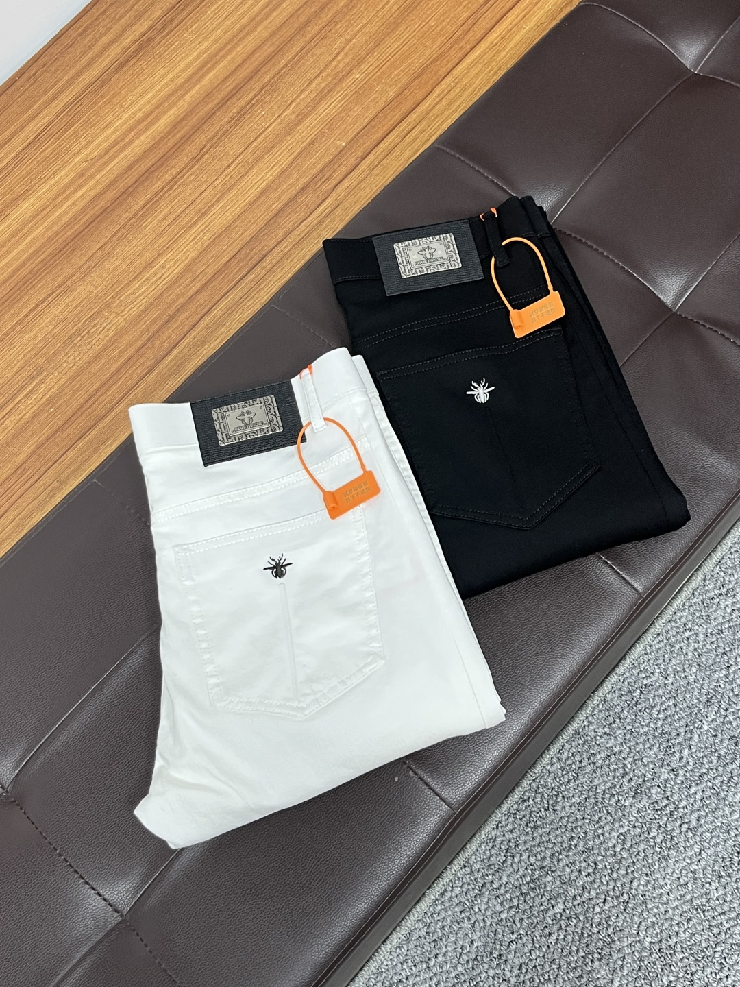 NO:519601,Dior 2025ss Snake Year Summer New Year Jeans. Original 1:1 production, perfect choice for daily life, simple, atmospheric, fashionable and stylish, customized imported tannin fabric, heavy industry washing process, complex and exquisite workmanship. It is easy to meet the needs of all seasons, soft and elastic, smooth and neat, original auxiliary hardware, L40 upper body is comfortable and easy to match, durable code number 29-38, dior, jeans, alexander wang19860909迪奥 2025ss蛇年夏季贺岁款牛仔裤.原单1:1制作,日常必备的完美之选,简单大气亦时尚有型,定制进口丹宁面料 ,重工洗水工艺,做工复杂工艺精湛.轻松迎合四季需要,手感柔软带弹力,流畅利落,原版辅料五金,L40上身舒适非常易搭耐看码数29-38,,dior,jeans,alexander wang,Men's clothing