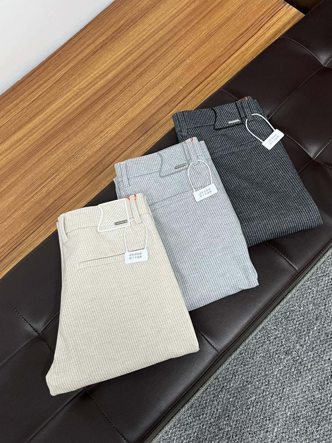 NO:519602,Fendi 2025ss Snake Year Summer New Year Jeans. Original 1:1 production, perfect choice for daily life, simple, atmospheric, fashionable and stylish, customized imported tannin fabric, heavy industry washing process, complex and exquisite workmanship. It is easy to meet the needs of all seasons, soft and elastic, smooth and neat, original auxiliary materials, L40 upper body comfortable and easy to match, durable code number 29-38, fendi, jeans, alexander wang19860909芬迪 2025ss蛇年夏季贺岁款牛仔裤.原单1:1制作,日常必备的完美之选,简单大气亦时尚有型,定制进口丹宁面料 ,重工洗水工艺,做工复杂工艺精湛.轻松迎合四季需要,手感柔软带弹力,流畅利落,原版辅料五金,L40上身舒适非常易搭耐看码数29-38,,fendi,jeans,alexander wang,Men's clothing