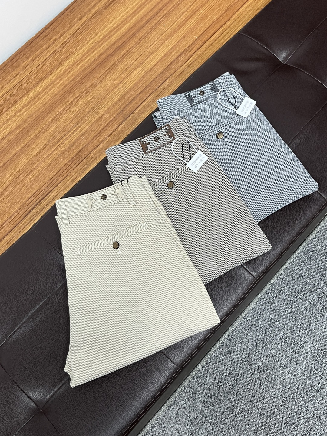 NO:519604,Dior 2025ss Snake Year Summer New Year Jeans. Original 1:1 production, perfect choice for daily life, simple, elegant, fashionable and stylish, customized imported tannin fabric, heavy industry washing process, complex and exquisite workmanship. It is easy to meet the needs of all seasons, soft and elastic, smooth and neat, original auxiliary hardware, L40 upper body is comfortable and easy to match, durable code number 29-38, dior, jeans, alexander wang19860909迪奥 2025ss蛇年夏季贺岁款牛仔裤.原单1:1制作,日常必备的完美之选,简单大气亦时尚有型,定制进口丹宁面料 ,重工洗水工艺,做工复杂工艺精湛.轻松迎合四季需要,手感柔软带弹力,流畅利落,原版辅料五金,L40上身舒适非常易搭耐看码数29-38,,dior,jeans,alexander wang,Men's clothing