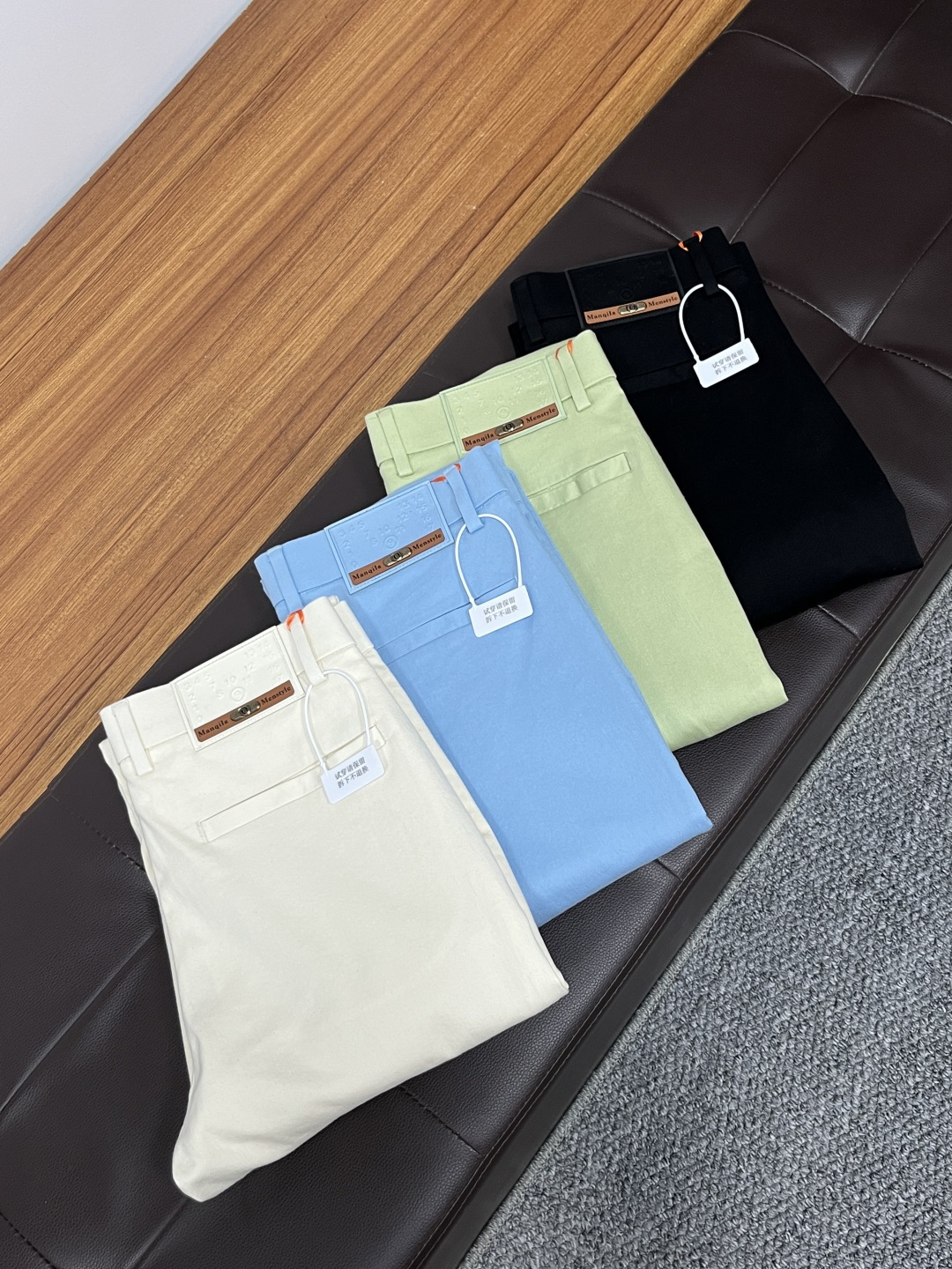 NO:519606,Magila 2025ss Snake Year Summer New Year Jeans. Original 1:1 production, perfect choice for daily life, simple, atmospheric, fashionable and stylish, customized imported tannin fabric, heavy industry washing process, complex and exquisite workmanship. It is easy to meet the needs of all seasons, soft and elastic, smooth and neat, original auxiliary hardware, L40 upper body comfortable and easy to match, durable code number 29-38,,masion margiela,jeans,alexander wang19860909马吉拉 2025ss蛇年夏季贺岁款牛仔裤.原单1:1制作,日常必备的完美之选,简单大气亦时尚有型,定制进口丹宁面料 ,重工洗水工艺,做工复杂工艺精湛.轻松迎合四季需要,手感柔软带弹力,流畅利落,原版辅料五金,L40上身舒适非常易搭耐看码数29-38,,masion margiela,jeans,alexander wang,Men's clothing