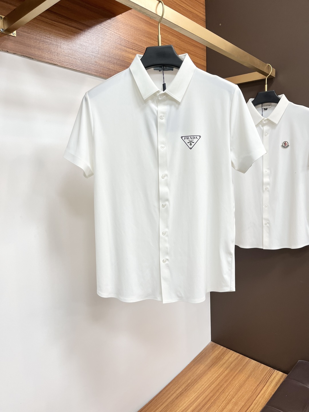 NO:523198,PRADA 2025 new shirts, trading company channels are rare, and it is the leading official website for sale!  The classic casual shirt is matched with a unique design, simple, clean, classic and fashionable style design, which is a versatile style that can be switched at will. The fabric feels soft and delicate, and is extremely moisture-absorbing and breathable. It is comfortable to wear close to the body and skin-friendly. You can wear it alone or as a coat to wear it. The versatile performance of PX is beyond your imagination!  The top of the ready-to-wear is simple and fashionable without losing its elegance!  Code number M-4XL, prada, prada, jackets & coats,shirts,alexander wang19860909PRADA 普拉达 2025 新款衬衫,贸易公司渠道稀出,领先官网发售！经典休闲衬衫搭配独特的设计,简洁干净、经典时髦的版型设计,属于可随意切换风格的百搭款式,面料手感软糯细腻,极具吸湿透气性,贴身着穿亲肤舒适,即可单穿内搭、也可用来作为外套着穿搭配,PX其百搭性能超乎你的想象！成衣上身简约时髦又不失优雅感！码数M-4XL,,prada,prada,jackets & coats,shirts,alexander wang,Men's clothing