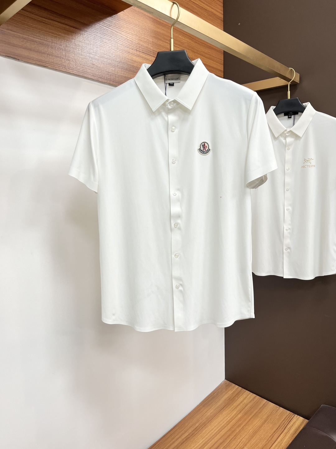 NO:523199,The new shirts in 2025 are available in trading companies and are available on the official website!  The classic casual shirt is matched with a unique design, simple, clean, classic and fashionable style design, which is a versatile style that can be switched at will. The fabric feels soft and delicate, and is extremely moisture-absorbing and breathable. It is comfortable to wear close to the body and skin-friendly. You can wear it alone or as a coat to wear it. The versatile performance of PX is beyond your imagination!  The top of the ready-to-wear is simple and fashionable without losing its elegance!  Code number M-4XL, Moncler, jackets & coats,shirts,alexander wang19860909蒙口 2025 新款衬衫,贸易公司渠道稀出,领先官网发售！经典休闲衬衫搭配独特的设计,简洁干净、经典时髦的版型设计,属于可随意切换风格的百搭款式,面料手感软糯细腻,极具吸湿透气性,贴身着穿亲肤舒适,即可单穿内搭、也可用来作为外套着穿搭配,PX其百搭性能超乎你的想象！成衣上身简约时髦又不失优雅感！码数M-4XL,,Moncler,jackets & coats,shirts,alexander wang,Men's clothing