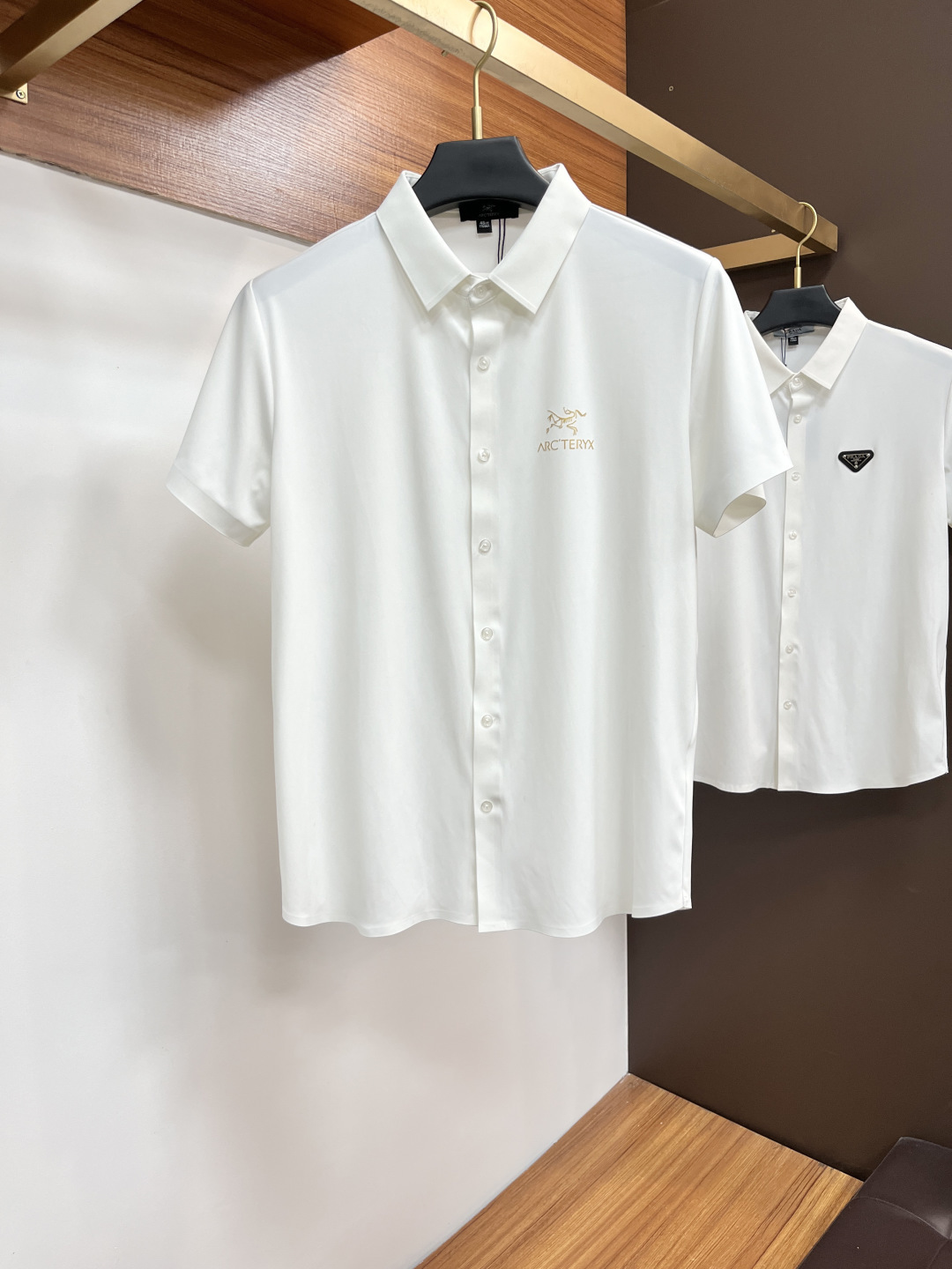 NO:523200,Archaeopteryx 2025 new shirts, trading company channels are rare, and they are on sale on the official website!  The classic casual shirt is matched with a unique design, simple, clean, classic and fashionable style design, which is a versatile style that can be switched at will. The fabric feels soft and delicate, and is extremely moisture-absorbing and breathable. It is comfortable to wear close to the body and skin-friendly. You can wear it alone or as a coat to wear it. The versatile performance of PX is beyond your imagination!  The top of the ready-to-wear is simple and fashionable without losing its elegance!  Code number M-4XL, arc'teryx,jackets & coats,shirts,alexander wang19860909始祖鸟 2025 新款衬衫,贸易公司渠道稀出,领先官网发售！经典休闲衬衫搭配独特的设计,简洁干净、经典时髦的版型设计,属于可随意切换风格的百搭款式,面料手感软糯细腻,极具吸湿透气性,贴身着穿亲肤舒适,即可单穿内搭、也可用来作为外套着穿搭配,PX其百搭性能超乎你的想象！成衣上身简约时髦又不失优雅感！码数M-4XL,arc'teryx,jackets & coats,shirts,alexander wang,Men's clothing