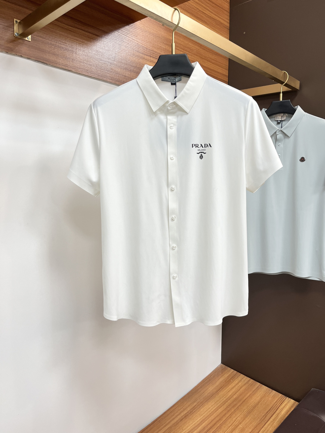 NO:523201,PRADA 2025 new shirts, trading company channels are rare, and it is the leading official website for sale!  The classic casual shirt is matched with a unique design, simple, clean, classic and fashionable style design, which is a versatile style that can be switched at will. The fabric feels soft and delicate, and is extremely moisture-absorbing and breathable. It is comfortable to wear close to the body and skin-friendly. You can wear it alone or as a coat to wear it. The versatile performance of PX is beyond your imagination!  The top of the ready-to-wear is simple and fashionable without losing its elegance!  Code number M-4XL, prada, prada, jackets & coats,shirts,alexander wang19860909PRADA 普拉达 2025 新款衬衫,贸易公司渠道稀出,领先官网发售！经典休闲衬衫搭配独特的设计,简洁干净、经典时髦的版型设计,属于可随意切换风格的百搭款式,面料手感软糯细腻,极具吸湿透气性,贴身着穿亲肤舒适,即可单穿内搭、也可用来作为外套着穿搭配,PX其百搭性能超乎你的想象！成衣上身简约时髦又不失优雅感！码数M-4XL,,prada,prada,jackets & coats,shirts,alexander wang,Men's clothing