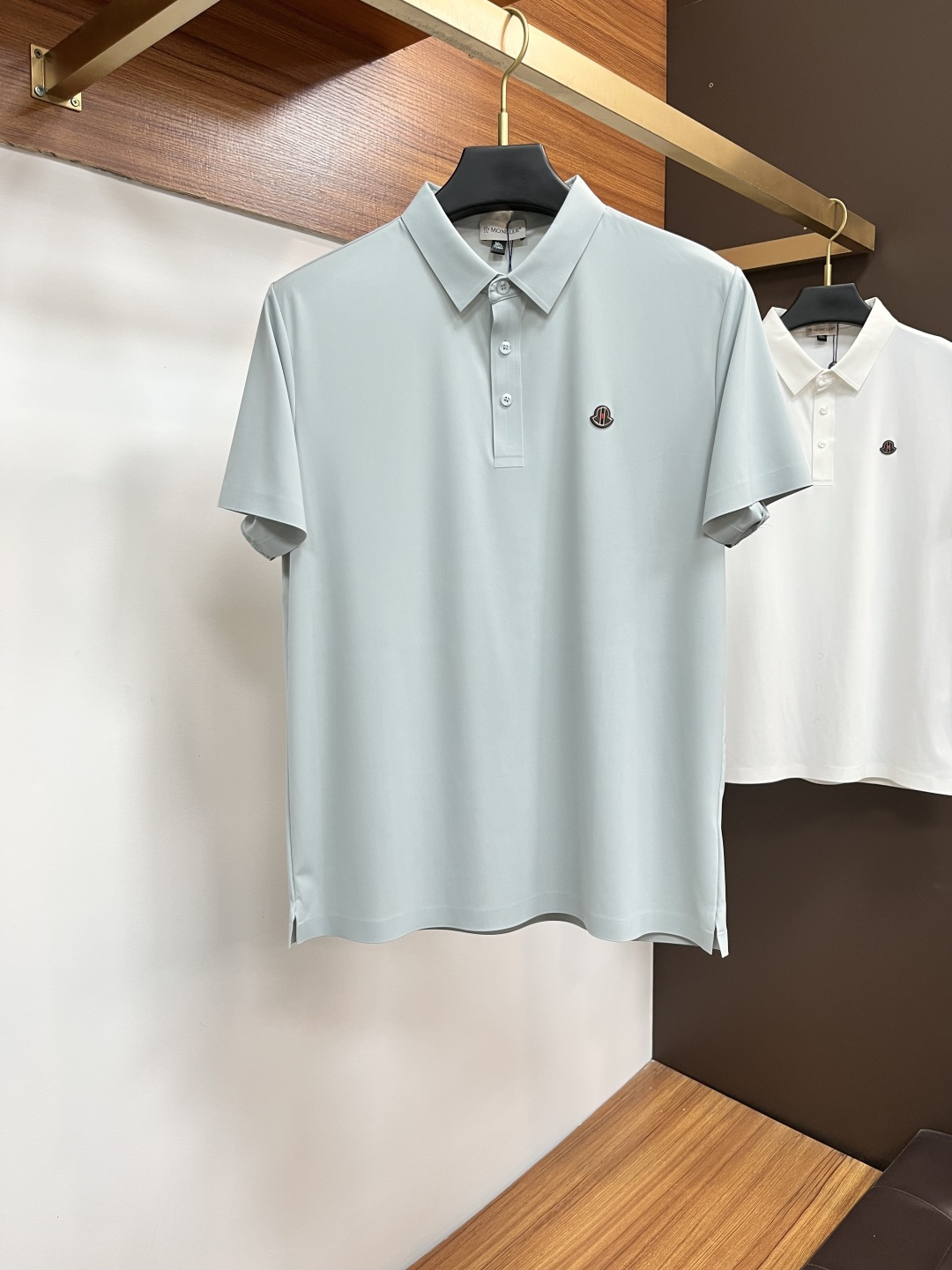 NO:523202,The classic Polo collar design of the spring and summer 2025 spring and summer, paired with simple single-breasted lines, neat and smooth lines, cleverly modifying the neck lines, showing elegant and gentlemanly style. The exquisite brand logo on the left chest adopts traceless pressing process, delicate and flat, and reveals luxurious texture in low-key, showing the brand's ingenuity and quality pursuit in the subtleties. Selected high-quality fabrics, soft and smooth, with good breathability, and comfortable and comfortable wearing. Whether it is to wear casual trousers to show professionalism and ability; or to combine them with jeans to create a daily look to create a relaxed and comfortable atmosphere, it can be perfectly adapted. PX helps you interpret diverse styles with a calm attitude and show your unique taste. Size M-4XL, Moncler, jeans, alexander wang19860909蒙口 2025春夏经典的Polo领设计,搭配简洁的单排扣,线条利落流畅,巧妙修饰颈部线条,彰显优雅绅士格调.左胸处精致的品牌标识,采用无痕压胶工艺,细腻而平整,低调间流露奢华质感,于细微之处展现品牌匠心与品质追求. 精选优质面料,触感柔软顺滑,透气性佳,穿着舒适自在.无论是搭配休闲西裤出席商务场合,展现专业干练；还是与牛仔裤组合打造日常造型,营造轻松惬意氛围,它都能完美适配,PX助你以从容姿态诠释多样风格,尽显独特品味. 尺码M-4XL,,Moncler,jeans,alexander wang,Men's clothing