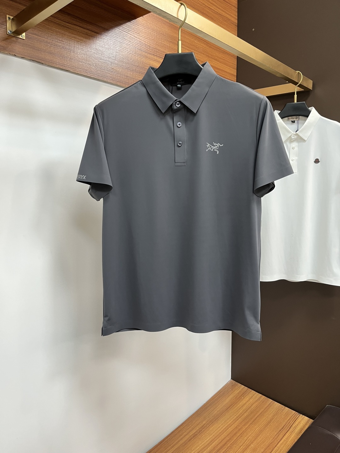 NO:519581,Archaeopteryx 2025 spring and summer classic Polo collar design, paired with simple single-breasted lines, neat and smooth lines, cleverly modifying the neck lines, showing elegant and gentlemanly style. The exquisite brand logo on the left chest adopts traceless pressing process, delicate and flat, low-key, and luxurious texture, showing the brand's ingenuity and quality pursuit in the subtleties. Selected high-quality fabrics, soft and smooth, breathable, and comfortable and comfortable to wear. Whether it is to attend a business occasion with casual trousers, showing professionalism and ability; or to combine with jeans to create a daily look to create a relaxed and comfortable atmosphere, it can be perfectly adapted. PX helps you interpret diverse styles with a calm attitude and show your unique taste. Size M-4XL, arc'teryx, jeans, alexander wang19860909始祖鸟 2025春夏经典的Polo领设计,搭配简洁的单排扣,线条利落流畅,巧妙修饰颈部线条,彰显优雅绅士格调.左胸处精致的品牌标识,采用无痕压胶工艺,细腻而平整,低调间流露奢华质感,于细微之处展现品牌匠心与品质追求. 精选优质面料,触感柔软顺滑,透气性佳,穿着舒适自在.无论是搭配休闲西裤出席商务场合,展现专业干练；还是与牛仔裤组合打造日常造型,营造轻松惬意氛围,它都能完美适配,PX助你以从容姿态诠释多样风格,尽显独特品味. 尺码M-4XL,arc'teryx,jeans,alexander wang,Men's clothing