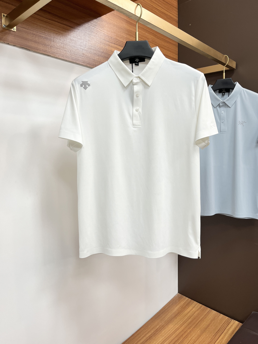 NO:519582,The classic Polo collar design of 2025 spring and summer 2025 is matched with simple single-breasted lines, neat and smooth lines, cleverly modifying the neck lines, showing elegant and gentlemanly style. The exquisite brand logo on the left chest adopts traceless pressing process, delicate and flat, and reveals luxurious texture in low-key, showing the brand's ingenuity and quality pursuit in the subtleties. Selected high-quality fabrics, soft and smooth, breathable, and comfortable and comfortable to wear. Whether it is to wear casual trousers to show professionalism and ability; or to combine with jeans to create a daily look to create a relaxed and comfortable atmosphere, it can be perfectly adapted. PX helps you interpret diverse styles with a calm attitude and show your unique taste. Size M-4XL, jeans, alexander wang19860909迪桑特 2025春夏经典的Polo领设计,搭配简洁的单排扣,线条利落流畅,巧妙修饰颈部线条,彰显优雅绅士格调.左胸处精致的品牌标识,采用无痕压胶工艺,细腻而平整,低调间流露奢华质感,于细微之处展现品牌匠心与品质追求. 精选优质面料,触感柔软顺滑,透气性佳,穿着舒适自在.无论是搭配休闲西裤出席商务场合,展现专业干练；还是与牛仔裤组合打造日常造型,营造轻松惬意氛围,它都能完美适配,PX助你以从容姿态诠释多样风格,尽显独特品味. 尺码M-4XL,,jeans,alexander wang,Men's clothing