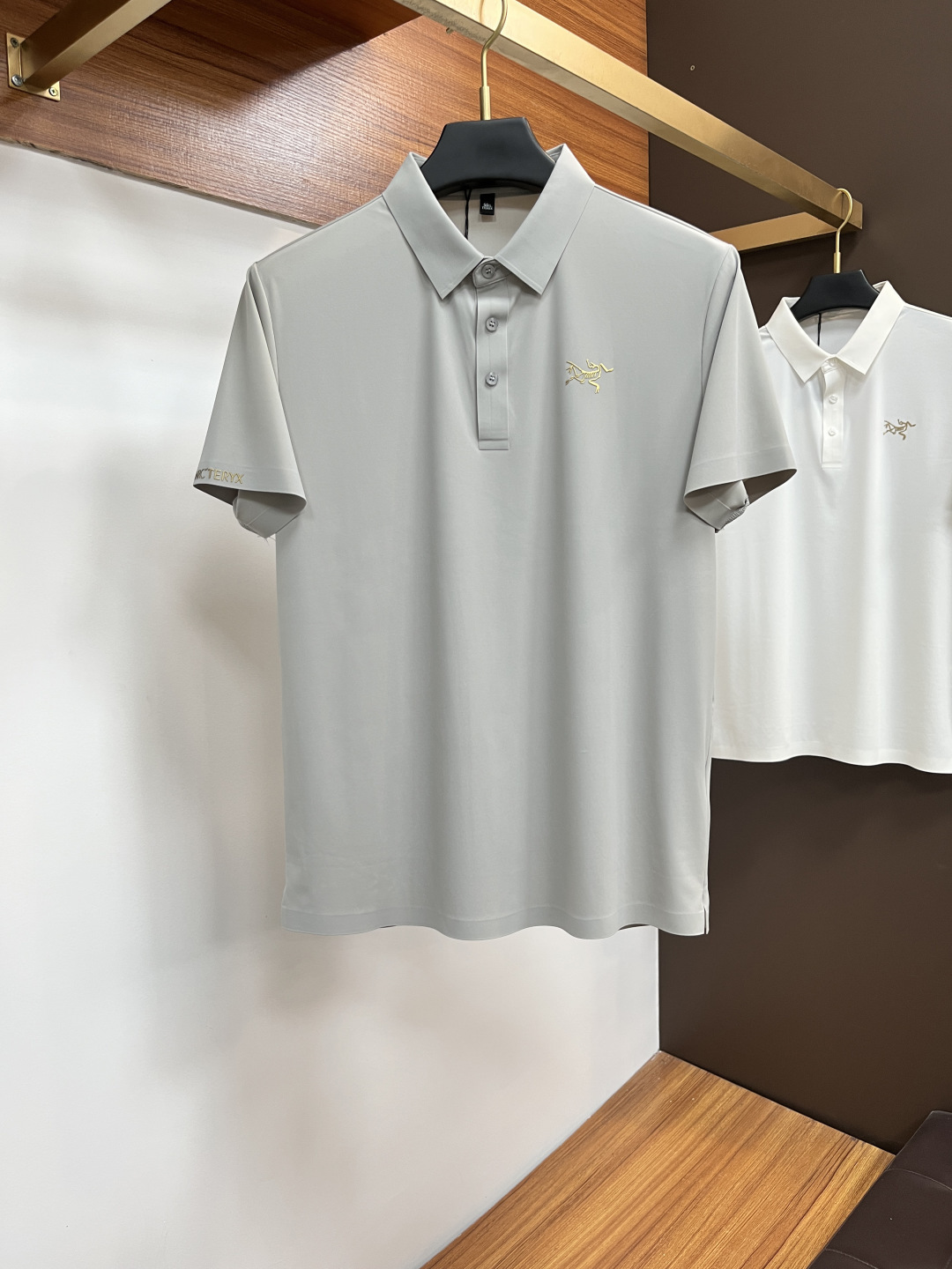 NO:514581,Archaeopteryx 2025 spring and summer classic Polo collar design, paired with simple single-breasted lines, neat and smooth lines, cleverly modifying the neck lines, showing elegant and gentlemanly style. The exquisite brand logo on the left chest adopts traceless pressing process, delicate and flat, low-key, and luxurious texture, showing the brand's ingenuity and quality pursuit in the subtleties. Selected high-quality fabrics, soft and smooth, breathable, and comfortable and comfortable to wear. Whether it is to attend a business occasion with casual trousers, showing professionalism and ability; or to combine with jeans to create a daily look to create a relaxed and comfortable atmosphere, it can be perfectly adapted. PX helps you interpret diverse styles with a calm attitude and show your unique taste. Size M-4XL, arc'teryx, jeans, alexander wang19860909始祖鸟 2025春夏经典的Polo领设计,搭配简洁的单排扣,线条利落流畅,巧妙修饰颈部线条,彰显优雅绅士格调.左胸处精致的品牌标识,采用无痕压胶工艺,细腻而平整,低调间流露奢华质感,于细微之处展现品牌匠心与品质追求. 精选优质面料,触感柔软顺滑,透气性佳,穿着舒适自在.无论是搭配休闲西裤出席商务场合,展现专业干练；还是与牛仔裤组合打造日常造型,营造轻松惬意氛围,它都能完美适配,PX助你以从容姿态诠释多样风格,尽显独特品味. 尺码M-4XL,arc'teryx,jeans,alexander wang,Men's clothing