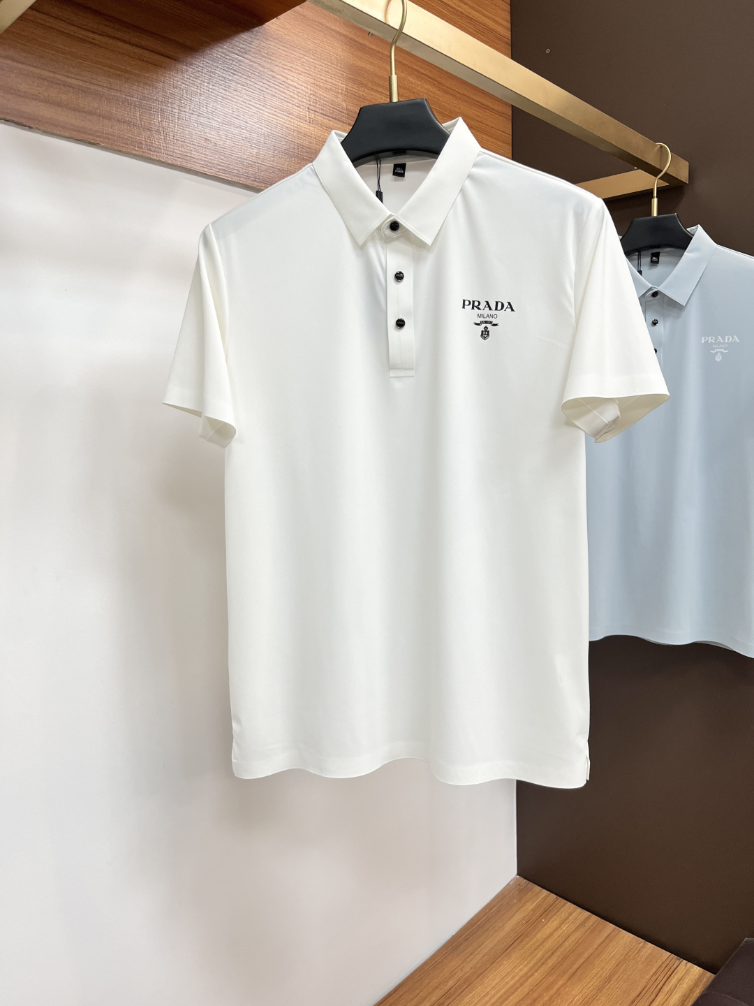 NO:519583,Prada's classic Polo collar design in spring and summer 2025 is matched with simple single-breasted lines, neat and smooth lines, cleverly modifying the neck lines, showing elegant and gentlemanly style. The exquisite brand logo on the left chest adopts traceless pressing process, delicate and flat, and reveals luxurious texture in low-key, showing the brand's ingenuity and quality pursuit in the subtleties. Selected high-quality fabrics, soft and smooth, with good breathability, and comfortable and comfortable wearing. Whether it is to wear casual trousers to show professionalism and ability; or to combine them with jeans to create a daily look to create a relaxed and comfortable atmosphere, it can be perfectly adapted. PX helps you interpret diverse styles with a calm attitude and show your unique taste. Size M-4XL,,prada,jeans,alexander wang19860909普拉达 2025春夏经典的Polo领设计,搭配简洁的单排扣,线条利落流畅,巧妙修饰颈部线条,彰显优雅绅士格调.左胸处精致的品牌标识,采用无痕压胶工艺,细腻而平整,低调间流露奢华质感,于细微之处展现品牌匠心与品质追求. 精选优质面料,触感柔软顺滑,透气性佳,穿着舒适自在.无论是搭配休闲西裤出席商务场合,展现专业干练；还是与牛仔裤组合打造日常造型,营造轻松惬意氛围,它都能完美适配,PX助你以从容姿态诠释多样风格,尽显独特品味. 尺码M-4XL,,prada,jeans,alexander wang,Men's clothing