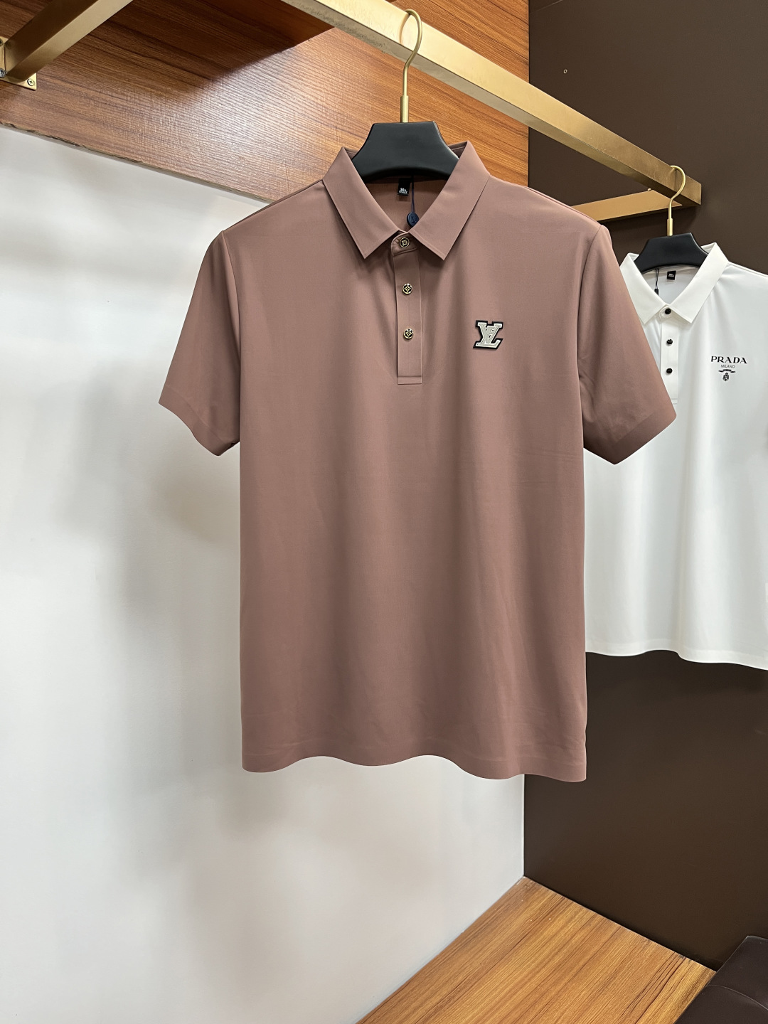 NO:519584,LV 2025 spring and summer classic Polo collar design, paired with simple single-breasted lines, neat and smooth lines, cleverly modifying the neck lines, showing elegant and gentlemanly style. The exquisite brand logo on the left chest adopts traceless pressing process, delicate and flat, low-key, and luxurious texture, showing the brand's ingenuity and quality pursuit in the subtleties. Selected high-quality fabrics, soft and smooth touch, good breathability, and comfortable and comfortable to wear. Whether it is to wear casual trousers to show professionalism and ability; or to combine it with jeans to create a daily look to create a relaxed and comfortable atmosphere, it can be perfectly adapted. PX helps you interpret diverse styles with a calm attitude and show your unique taste. Size M-4XL,,louis vuitton, jeans,alexander wang19860909LV 2025春夏经典的Polo领设计,搭配简洁的单排扣,线条利落流畅,巧妙修饰颈部线条,彰显优雅绅士格调.左胸处精致的品牌标识,采用无痕压胶工艺,细腻而平整,低调间流露奢华质感,于细微之处展现品牌匠心与品质追求. 精选优质面料,触感柔软顺滑,透气性佳,穿着舒适自在.无论是搭配休闲西裤出席商务场合,展现专业干练；还是与牛仔裤组合打造日常造型,营造轻松惬意氛围,它都能完美适配,PX助你以从容姿态诠释多样风格,尽显独特品味. 尺码M-4XL,,louis vuitton,jeans,alexander wang,Men's clothing