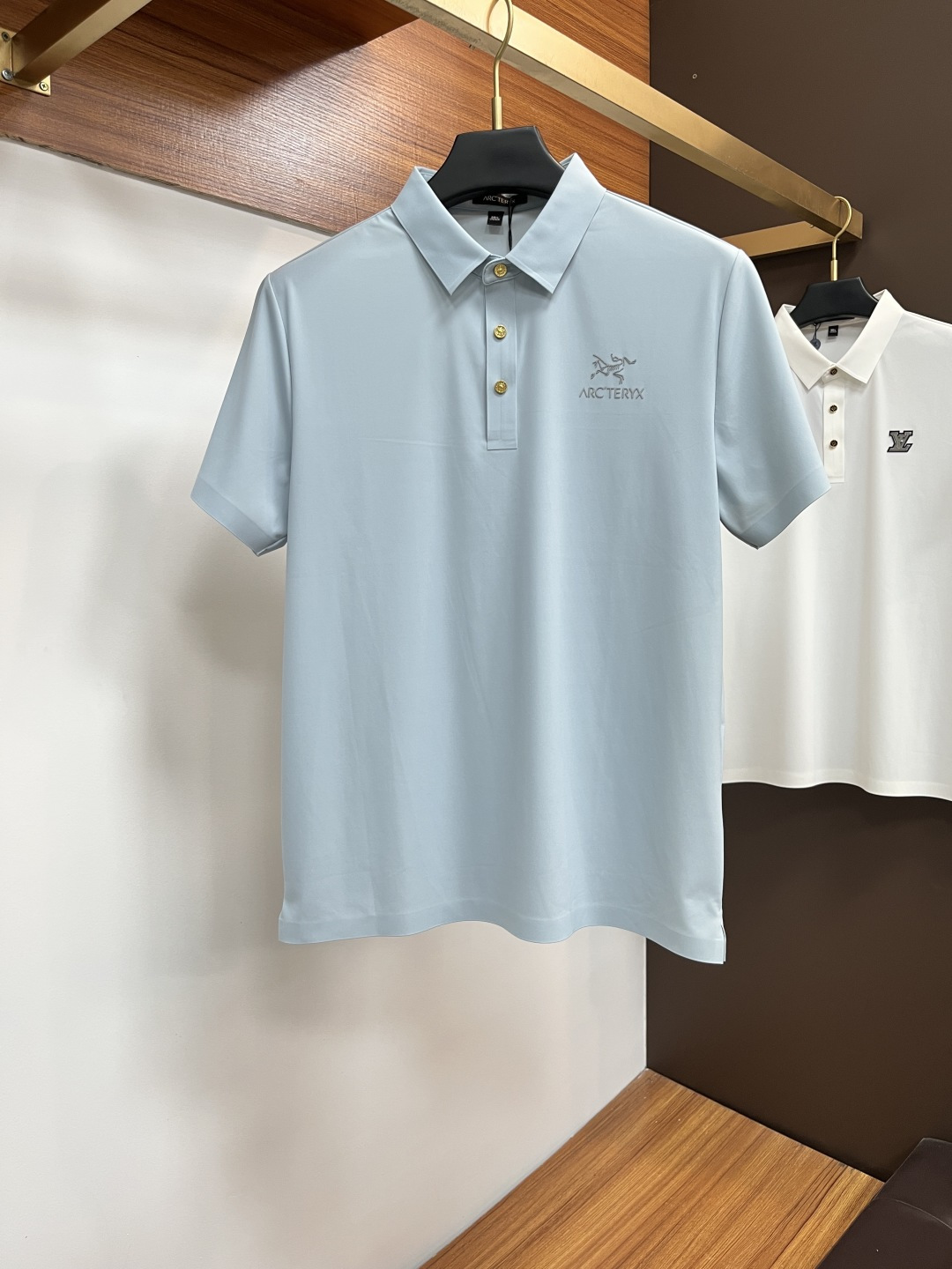 NO:519586,Archaeopteryx 2025 spring and summer classic Polo collar design, paired with simple single-breasted lines, neat and smooth lines, cleverly modifying the neck lines, showing elegant and gentlemanly style. The exquisite brand logo on the left chest adopts traceless pressing process, delicate and flat, low-key, and luxurious texture, showing the brand's ingenuity and quality pursuit in the subtleties. Selected high-quality fabrics, soft and smooth, breathable, and comfortable and comfortable to wear. Whether it is to attend a business occasion with casual trousers, showing professionalism and ability; or to combine with jeans to create a daily look to create a relaxed and comfortable atmosphere, it can be perfectly adapted. PX helps you interpret diverse styles with a calm attitude and show your unique taste. Size M-4XL, arc'teryx, jeans, alexander wang19860909始祖鸟 2025春夏经典的Polo领设计,搭配简洁的单排扣,线条利落流畅,巧妙修饰颈部线条,彰显优雅绅士格调.左胸处精致的品牌标识,采用无痕压胶工艺,细腻而平整,低调间流露奢华质感,于细微之处展现品牌匠心与品质追求. 精选优质面料,触感柔软顺滑,透气性佳,穿着舒适自在.无论是搭配休闲西裤出席商务场合,展现专业干练；还是与牛仔裤组合打造日常造型,营造轻松惬意氛围,它都能完美适配,PX助你以从容姿态诠释多样风格,尽显独特品味. 尺码M-4XL,arc'teryx,jeans,alexander wang,Men's clothing