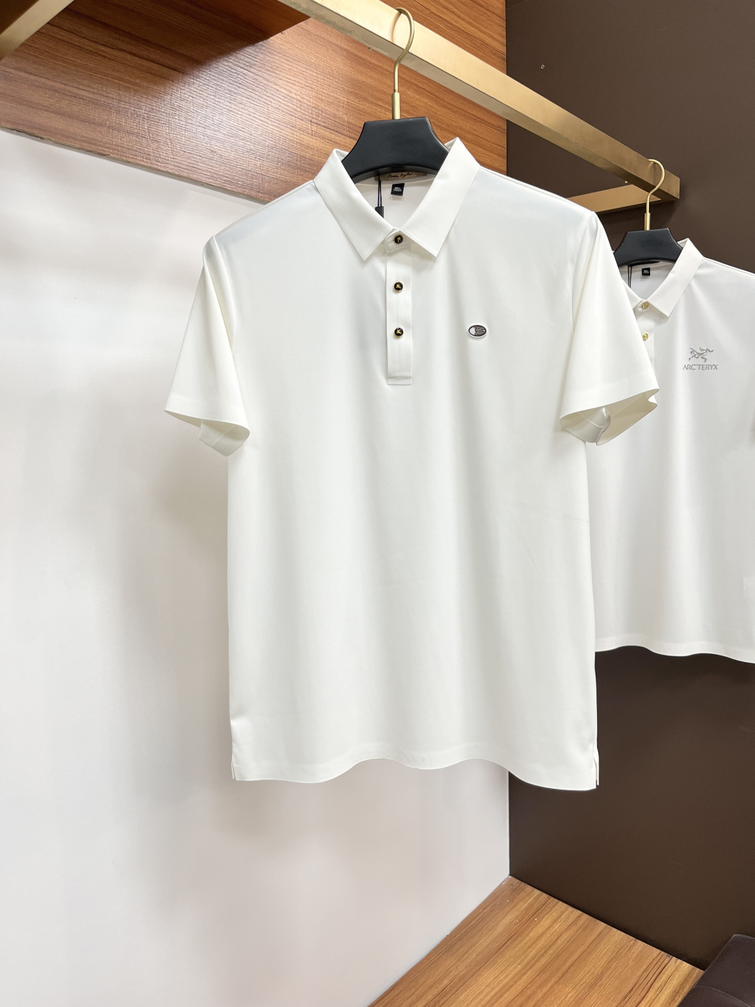 NO:519588,Burberry's classic Polo collar design in spring and summer 2025 is matched with simple single-breasted lines, neat and smooth lines, cleverly modifying the neck lines, showing elegant and gentlemanly style. The exquisite brand logo on the left chest adopts traceless pressing process, delicate and flat, and low-key reveals luxurious texture, showing the brand's ingenuity and quality pursuit in the subtleties. Selected high-quality fabrics, soft and smooth, breathable, and comfortable and comfortable to wear. Whether it is to wear casual trousers to show professionalism and ability; or to combine it with jeans to create a daily look to create a relaxed and comfortable atmosphere, it can be perfectly adapted. PX helps you interpret diverse styles with a calm attitude and show your unique taste. Size M-4XL, burberry, jeans, alexander wang19860909巴宝莉 2025春夏经典的Polo领设计,搭配简洁的单排扣,线条利落流畅,巧妙修饰颈部线条,彰显优雅绅士格调.左胸处精致的品牌标识,采用无痕压胶工艺,细腻而平整,低调间流露奢华质感,于细微之处展现品牌匠心与品质追求. 精选优质面料,触感柔软顺滑,透气性佳,穿着舒适自在.无论是搭配休闲西裤出席商务场合,展现专业干练；还是与牛仔裤组合打造日常造型,营造轻松惬意氛围,它都能完美适配,PX助你以从容姿态诠释多样风格,尽显独特品味. 尺码M-4XL,,burberry,jeans,alexander wang,Men's clothing