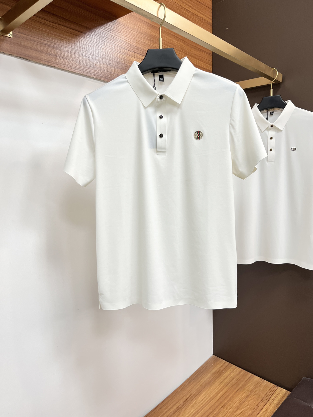 NO:519590,Guqi 2025 spring and summer classic Polo collar design, paired with simple single-breasted lines, neat and smooth lines, cleverly modifying the neck lines, showing elegant and gentlemanly style. The exquisite brand logo on the left chest adopts traceless pressing process, delicate and flat, low-key, and luxurious texture, showing the brand's ingenuity and quality pursuit in the subtleties. Selected high-quality fabrics, soft and smooth, breathable, and comfortable and comfortable to wear. Whether it is to wear casual trousers to show professionalism and ability; or to combine them with jeans to create a daily look to create a relaxed and comfortable atmosphere, it can be perfectly adapted. PX helps you interpret diverse styles with a calm attitude and show your unique taste. Size M-4XL, jeans, alexander wang19860909古奇 2025春夏经典的Polo领设计,搭配简洁的单排扣,线条利落流畅,巧妙修饰颈部线条,彰显优雅绅士格调.左胸处精致的品牌标识,采用无痕压胶工艺,细腻而平整,低调间流露奢华质感,于细微之处展现品牌匠心与品质追求. 精选优质面料,触感柔软顺滑,透气性佳,穿着舒适自在.无论是搭配休闲西裤出席商务场合,展现专业干练；还是与牛仔裤组合打造日常造型,营造轻松惬意氛围,它都能完美适配,PX助你以从容姿态诠释多样风格,尽显独特品味. 尺码M-4XL,,jeans,alexander wang,Men's clothing