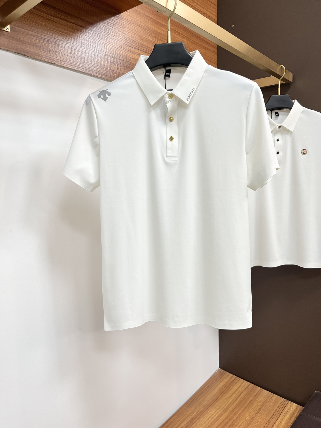 NO:519592,The classic Polo collar design of 2025 spring and summer 2025 is matched with simple single-breasted lines, neat and smooth lines, cleverly modifying the neck lines, showing elegant and gentlemanly style. The exquisite brand logo on the left chest adopts traceless pressing process, delicate and flat, and reveals luxurious texture in low-key, showing the brand's ingenuity and quality pursuit in the subtleties. Selected high-quality fabrics, soft and smooth, breathable, and comfortable and comfortable to wear. Whether it is to wear casual trousers to show professionalism and ability; or to combine with jeans to create a daily look to create a relaxed and comfortable atmosphere, it can be perfectly adapted. PX helps you interpret diverse styles with a calm attitude and show your unique taste. Size M-4XL, jeans, alexander wang19860909迪桑特 2025春夏经典的Polo领设计,搭配简洁的单排扣,线条利落流畅,巧妙修饰颈部线条,彰显优雅绅士格调.左胸处精致的品牌标识,采用无痕压胶工艺,细腻而平整,低调间流露奢华质感,于细微之处展现品牌匠心与品质追求. 精选优质面料,触感柔软顺滑,透气性佳,穿着舒适自在.无论是搭配休闲西裤出席商务场合,展现专业干练；还是与牛仔裤组合打造日常造型,营造轻松惬意氛围,它都能完美适配,PX助你以从容姿态诠释多样风格,尽显独特品味. 尺码M-4XL,,jeans,alexander wang,Men's clothing