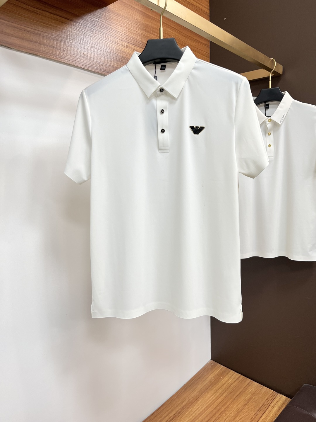 NO:519594,Armani Spring and Summer 2025 classic Polo collar design, paired with simple single-breasted lines, neat and smooth lines, cleverly modifying the neck lines, showing elegant and gentlemanly style. The exquisite brand logo on the left chest adopts traceless pressing process, delicate and flat, and reveals luxurious texture in low-key, showing the brand's ingenuity and quality pursuit in the subtleties. Selected high-quality fabrics, soft and smooth, breathable, and comfortable and comfortable to wear. Whether it is to wear casual trousers to show professionalism and ability; or to combine them with jeans to create a daily look to create a relaxed and comfortable atmosphere, it can be perfectly adapted. PX helps you interpret diverse styles with a calm attitude and show your unique taste. Size M-4XL,,armani,jeans,alexander wang19860909阿玛尼 2025春夏经典的Polo领设计,搭配简洁的单排扣,线条利落流畅,巧妙修饰颈部线条,彰显优雅绅士格调.左胸处精致的品牌标识,采用无痕压胶工艺,细腻而平整,低调间流露奢华质感,于细微之处展现品牌匠心与品质追求. 精选优质面料,触感柔软顺滑,透气性佳,穿着舒适自在.无论是搭配休闲西裤出席商务场合,展现专业干练；还是与牛仔裤组合打造日常造型,营造轻松惬意氛围,它都能完美适配,PX助你以从容姿态诠释多样风格,尽显独特品味. 尺码M-4XL,,armani,jeans,alexander wang,Men's clothing