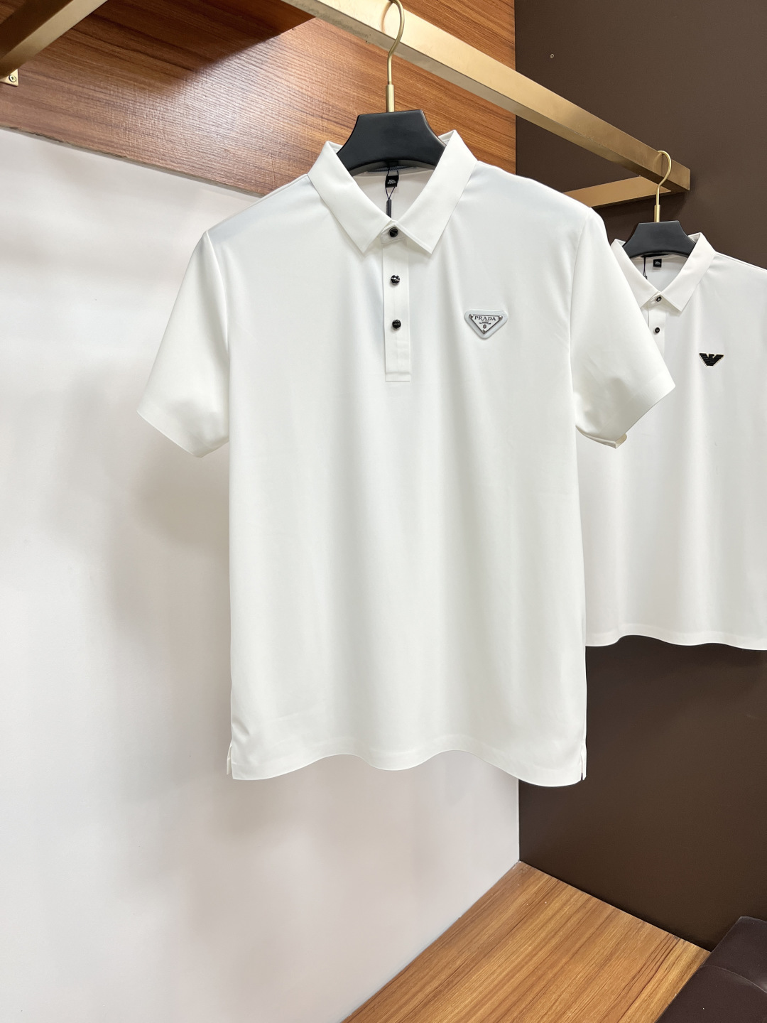 NO:520915,Prada The classic Polo collar design in spring and summer is matched with simple single-breasted lines, neat and smooth lines, cleverly modifying the neck lines, showing elegant and gentlemanly style. The exquisite brand logo on the left chest adopts traceless pressing process, delicate and flat, low-key, and luxurious texture, showing the brand's ingenuity and quality pursuit in the subtleties. Selected high-quality fabrics, soft and smooth, breathable, and comfortable to wear. Whether it is to wear casual trousers to show professionalism and ability; or to combine them with jeans to create a daily look to create a relaxed and comfortable atmosphere, it can be perfectly adapted. PX helps you interpret diverse styles with a calm attitude and show your unique taste. Size M-4XL,,prada,jeans,alexander wang19860909普拉达 春夏经典的Polo领设计,搭配简洁的单排扣,线条利落流畅,巧妙修饰颈部线条,彰显优雅绅士格调.左胸处精致的品牌标识,采用无痕压胶工艺,细腻而平整,低调间流露奢华质感,于细微之处展现品牌匠心与品质追求. 精选优质面料,触感柔软顺滑,透气性佳,穿着舒适自在.无论是搭配休闲西裤出席商务场合,展现专业干练；还是与牛仔裤组合打造日常造型,营造轻松惬意氛围,它都能完美适配,PX助你以从容姿态诠释多样风格,尽显独特品味. 尺码M-4XL,,prada,jeans,alexander wang,Men's clothing