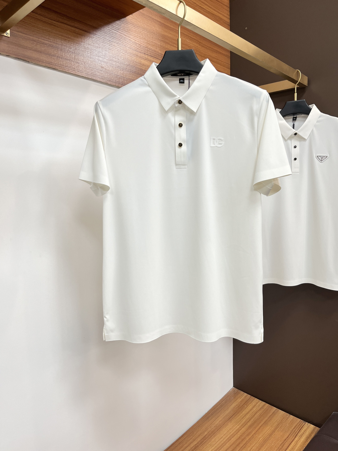 NO:520916,DG Spring and summer classic Polo collar design, paired with simple single-breasted lines, neat and smooth lines, cleverly modifying the neck lines, showing elegant and gentlemanly style. The exquisite brand logo on the left chest adopts traceless pressing process, delicate and flat, low-key, and luxurious texture, showing the brand's ingenuity and quality pursuit in the subtleties. Selected high-quality fabrics, soft and smooth, breathable, and comfortable and comfortable to wear. Whether it is to wear casual trousers to show professionalism and ability; or to combine them with jeans to create a daily look to create a relaxed and comfortable atmosphere, it can be perfectly adapted. PX helps you interpret diverse styles with a calm attitude and show your unique taste. Size M-4XL, jeans, alexander wang19860909DG 春夏经典的Polo领设计,搭配简洁的单排扣,线条利落流畅,巧妙修饰颈部线条,彰显优雅绅士格调.左胸处精致的品牌标识,采用无痕压胶工艺,细腻而平整,低调间流露奢华质感,于细微之处展现品牌匠心与品质追求. 精选优质面料,触感柔软顺滑,透气性佳,穿着舒适自在.无论是搭配休闲西裤出席商务场合,展现专业干练；还是与牛仔裤组合打造日常造型,营造轻松惬意氛围,它都能完美适配,PX助你以从容姿态诠释多样风格,尽显独特品味. 尺码M-4XL,,jeans,alexander wang,Men's clothing