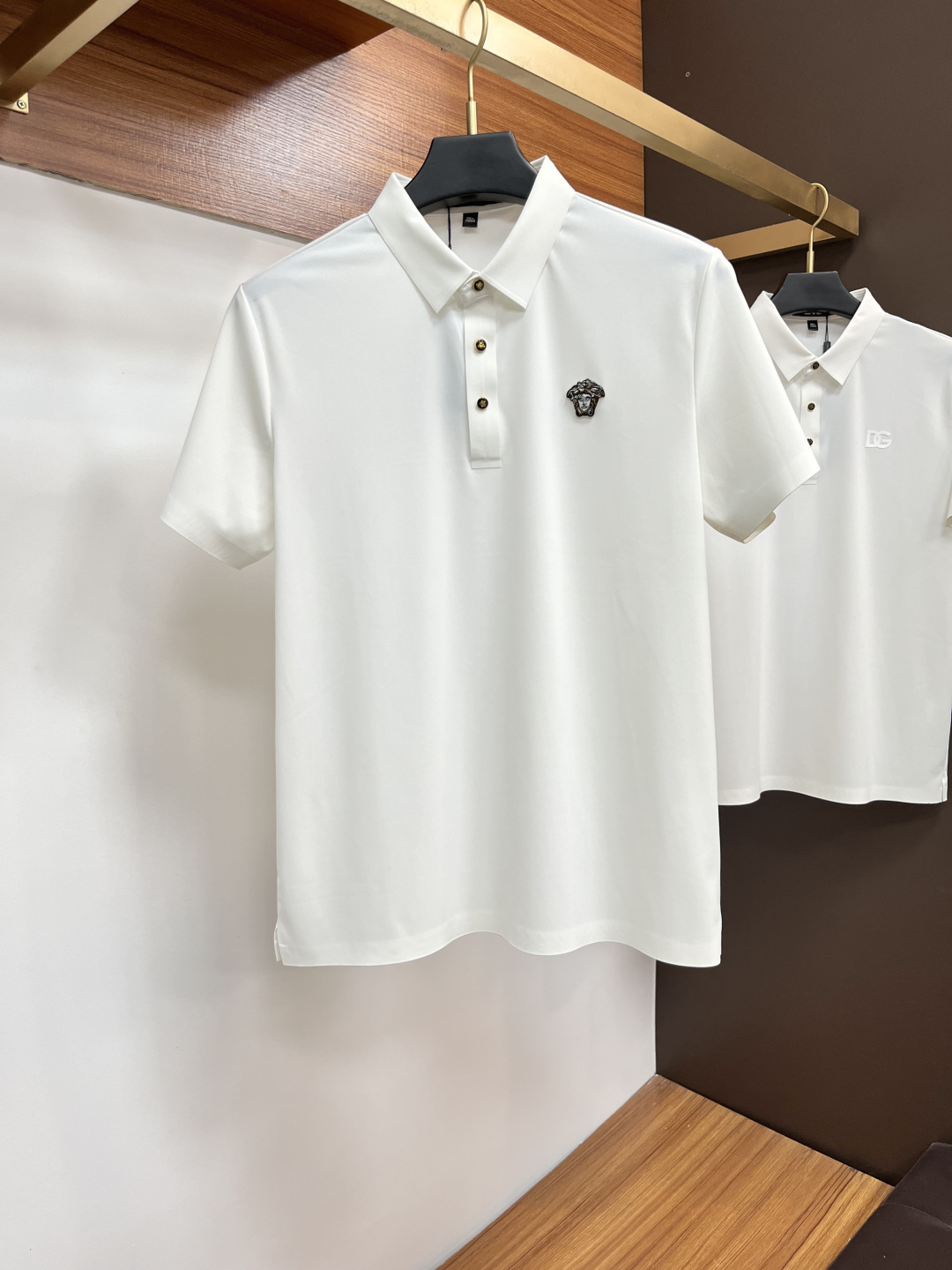 NO:517259,Versace 2025 spring and summer classic Polo collar design, paired with simple single-breasted lines, neat and smooth lines, cleverly modifying the neck lines, showing elegant and gentlemanly style. The exquisite brand logo on the left chest adopts traceless pressing process, delicate and flat, low-key, and luxurious texture, showing the brand's ingenuity and quality pursuit in the subtleties. Selected high-quality fabrics, soft and smooth, breathable, and comfortable and comfortable to wear. Whether it is to wear casual trousers to show professionalism and ability; or to combine them with jeans to create a daily look to create a relaxed and comfortable atmosphere, it can be perfectly adapted. PX helps you interpret diverse styles with a calm attitude and show your unique taste. Size M-4XL, versace, jeans, alexander wang19860909范思哲 2025春夏经典的Polo领设计,搭配简洁的单排扣,线条利落流畅,巧妙修饰颈部线条,彰显优雅绅士格调.左胸处精致的品牌标识,采用无痕压胶工艺,细腻而平整,低调间流露奢华质感,于细微之处展现品牌匠心与品质追求. 精选优质面料,触感柔软顺滑,透气性佳,穿着舒适自在.无论是搭配休闲西裤出席商务场合,展现专业干练；还是与牛仔裤组合打造日常造型,营造轻松惬意氛围,它都能完美适配,PX助你以从容姿态诠释多样风格,尽显独特品味. 尺码M-4XL,,versace,jeans,alexander wang,Men's clothing