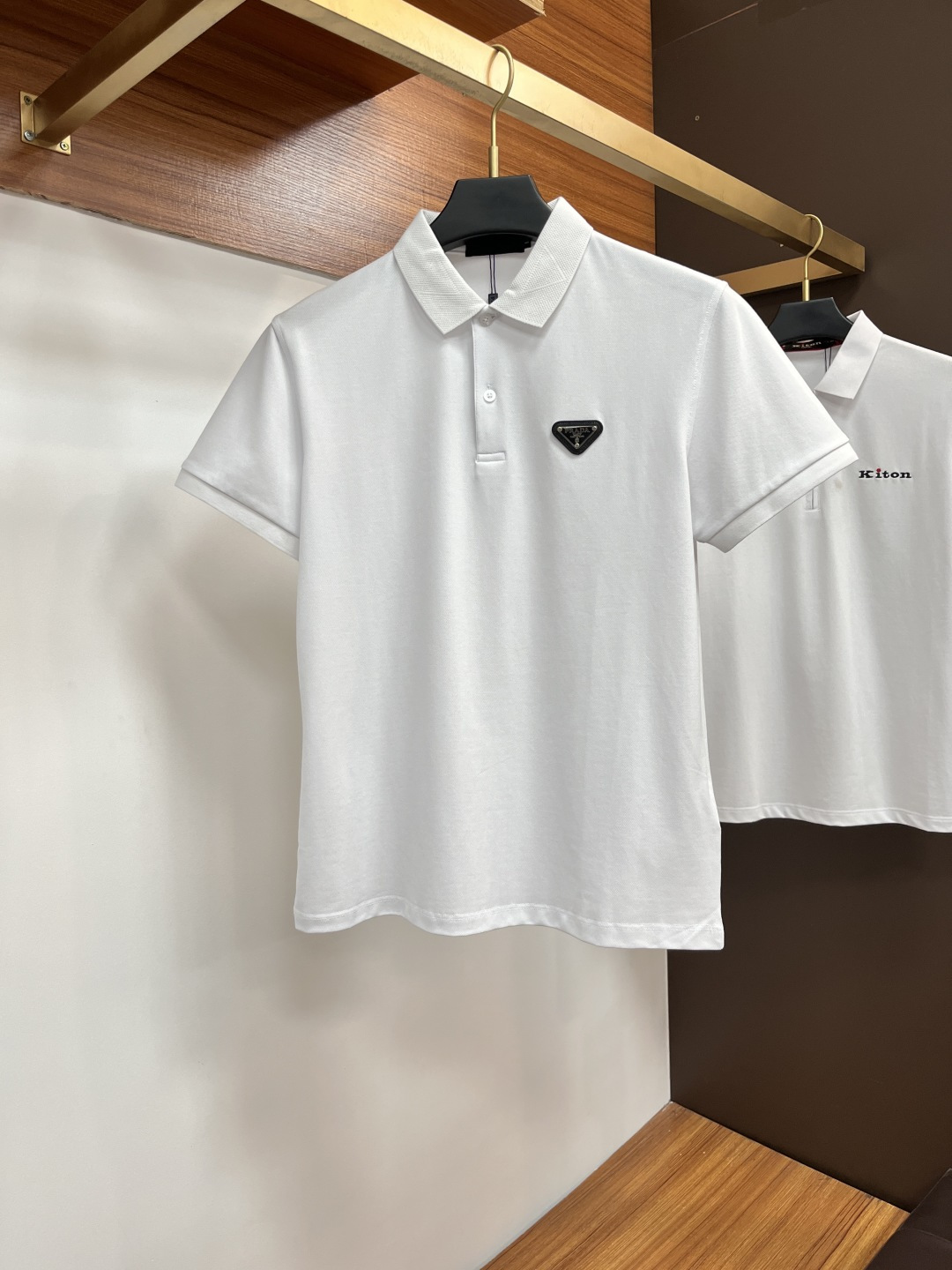 NO:517289,Prada's classic Polo collar design in spring and summer 2025 is matched with simple single-breasted lines, neat and smooth lines, cleverly modifying the neck lines, showing elegant and gentlemanly style. The exquisite brand logo on the left chest adopts traceless pressing process, delicate and flat, and low-key reveals luxurious texture, showing the brand's ingenuity and quality pursuit in the subtleties. Selected high-quality fabrics, soft and smooth, breathable, and comfortable and comfortable to wear. Whether it is to wear casual trousers to show professionalism and ability; or to combine it with jeans to create a daily look to create a relaxed and comfortable atmosphere, it can be perfectly adapted. AX helps you interpret diverse styles with a calm attitude and show your unique taste. Size M-3XL, prada, jeans, alexander wang19860909普拉达 2025春夏经典的Polo领设计,搭配简洁的单排扣,线条利落流畅,巧妙修饰颈部线条,彰显优雅绅士格调.左胸处精致的品牌标识,采用无痕压胶工艺,细腻而平整,低调间流露奢华质感,于细微之处展现品牌匠心与品质追求. 精选优质面料,触感柔软顺滑,透气性佳,穿着舒适自在.无论是搭配休闲西裤出席商务场合,展现专业干练；还是与牛仔裤组合打造日常造型,营造轻松惬意氛围,它都能完美适配,AX助你以从容姿态诠释多样风格,尽显独特品味. 尺码M-3XL,,prada,jeans,alexander wang,Men's clothing