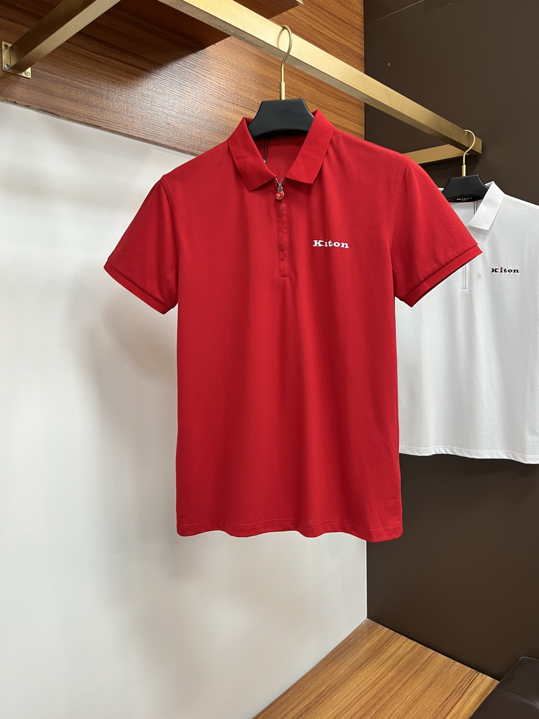 NO:517292,Kiton's classic Polo collar design in spring and summer 2025 is matched with simple single-breasted lines, neat and smooth lines, cleverly modifying the neck lines, showing elegant and gentlemanly style. The exquisite brand logo on the left chest adopts traceless pressing process, delicate and flat, and reveals luxurious texture in low-key, showing the brand's ingenuity and quality pursuit in the subtleties. Selected high-quality fabrics, soft and smooth, with good breathability, and comfortable and comfortable wearing. Whether it is to attend a business occasion with casual trousers, showing professionalism and ability; or to combine with jeans to create a daily look to create a relaxed and comfortable atmosphere, it can be perfectly adapted. AX helps you interpret diverse styles with a calm attitude and show your unique taste. Size M-3XL, jeans, alexander wang19860909Kiton 2025春夏经典的Polo领设计,搭配简洁的单排扣,线条利落流畅,巧妙修饰颈部线条,彰显优雅绅士格调.左胸处精致的品牌标识,采用无痕压胶工艺,细腻而平整,低调间流露奢华质感,于细微之处展现品牌匠心与品质追求. 精选优质面料,触感柔软顺滑,透气性佳,穿着舒适自在.无论是搭配休闲西裤出席商务场合,展现专业干练；还是与牛仔裤组合打造日常造型,营造轻松惬意氛围,它都能完美适配,AX助你以从容姿态诠释多样风格,尽显独特品味. 尺码M-3XL,,jeans,alexander wang,Men's clothing