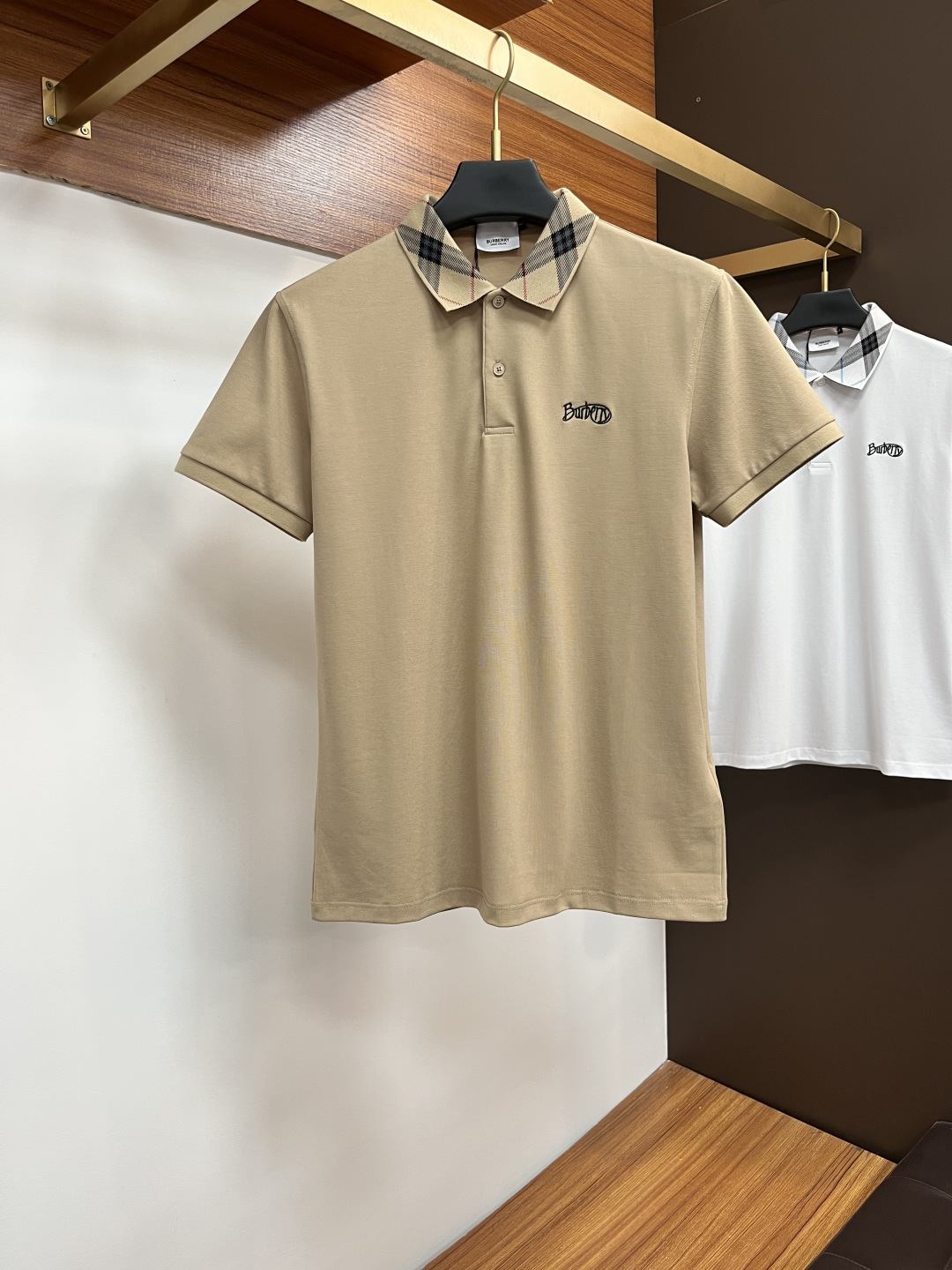 NO:517296,Burberry's classic Polo collar design in spring and summer 2025 is matched with simple single-breasted lines, neat and smooth lines, cleverly modifying the neck lines, showing elegant and gentlemanly style. The exquisite brand logo on the left chest adopts traceless pressing process, delicate and flat, low-key, and luxurious texture, showing the brand's ingenuity and quality pursuit in the subtleties. Selected high-quality fabrics, soft and smooth, breathable, and comfortable to wear. Whether it is to wear casual trousers to show professionalism and ability; or to combine them with jeans to create a daily look to create a relaxed and comfortable atmosphere, it can be perfectly adapted. AX helps you interpret diverse styles with a calm attitude and show your unique taste. Size M-3XL, burberry, jeans, alexander wang19860909巴宝莉 2025春夏经典的Polo领设计,搭配简洁的单排扣,线条利落流畅,巧妙修饰颈部线条,彰显优雅绅士格调.左胸处精致的品牌标识,采用无痕压胶工艺,细腻而平整,低调间流露奢华质感,于细微之处展现品牌匠心与品质追求. 精选优质面料,触感柔软顺滑,透气性佳,穿着舒适自在.无论是搭配休闲西裤出席商务场合,展现专业干练；还是与牛仔裤组合打造日常造型,营造轻松惬意氛围,它都能完美适配,AX助你以从容姿态诠释多样风格,尽显独特品味. 尺码M-3XL,,burberry,jeans,alexander wang,Men's clothing