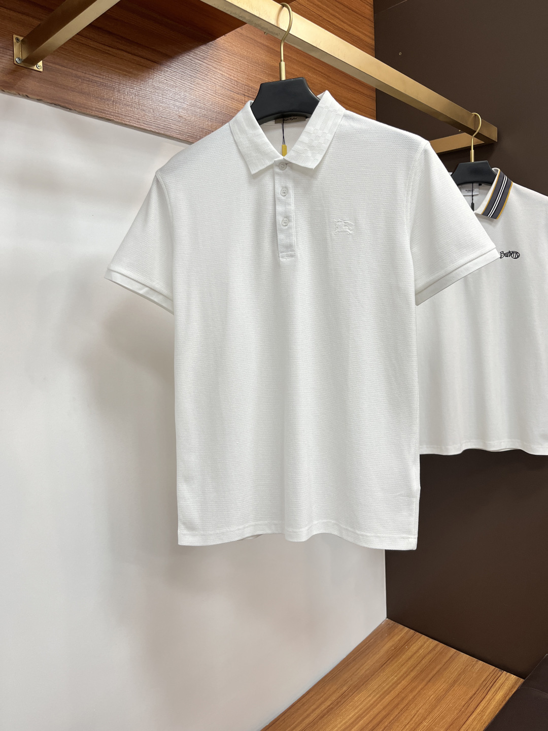 NO:519596,Burberry's classic Polo collar design in spring and summer 2025 is matched with simple single-breasted lines, neat and smooth lines, cleverly modifying the neck lines, showing elegant and gentlemanly style. The exquisite brand logo on the left chest adopts traceless pressing process, delicate and flat, low-key, and luxurious texture, showing the brand's ingenuity and quality pursuit in the subtleties. Selected high-quality fabrics, soft and smooth, breathable, and comfortable to wear. Whether it is to wear casual trousers to show professionalism and ability; or to combine them with jeans to create a daily look to create a relaxed and comfortable atmosphere, it can be perfectly adapted. AX helps you interpret diverse styles with a calm attitude and show your unique taste. Size M-3XL, burberry, jeans, alexander wang19860909巴宝莉 2025春夏经典的Polo领设计,搭配简洁的单排扣,线条利落流畅,巧妙修饰颈部线条,彰显优雅绅士格调.左胸处精致的品牌标识,采用无痕压胶工艺,细腻而平整,低调间流露奢华质感,于细微之处展现品牌匠心与品质追求. 精选优质面料,触感柔软顺滑,透气性佳,穿着舒适自在.无论是搭配休闲西裤出席商务场合,展现专业干练；还是与牛仔裤组合打造日常造型,营造轻松惬意氛围,它都能完美适配,AX助你以从容姿态诠释多样风格,尽显独特品味. 尺码M-3XL,,burberry,jeans,alexander wang,Men's clothing