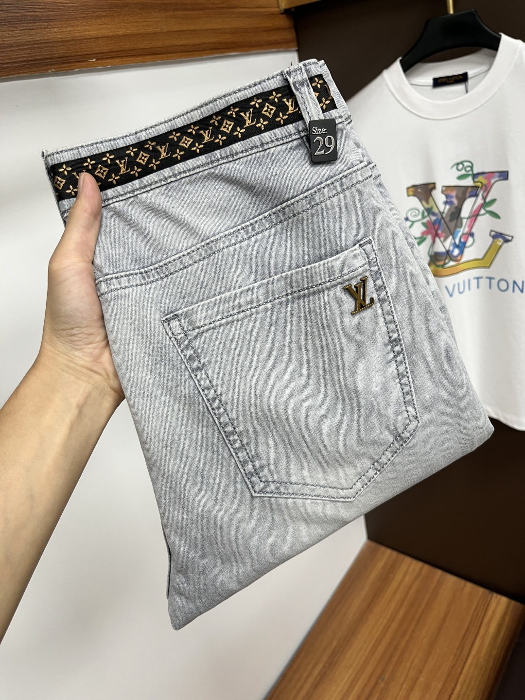 NO:514584,LV The latest jeans in summer 2025 are stress-free when entering and leaving the store. Hot-selling counters. Taste and value are shared. They are very comfortable to wear. Low-key and luxurious. They are very classy when worn. There is no need to say much about the style and cutting of the pants. The upper body is exquisite and vivid. The truly first-class quality is a top-notch material. The real palace-grade casual pants are made of Turkey cotton and produce the most famous tannin fabric. The quality is excellent. The pants are soft after heavy washing. The straight-footed style is not picky. The upper body is absolutely stylish. L25 is extremely luxurious!  Size 29-38, louis vuitton,jeans,alexander wang19860909LV 2025年夏季最新品牛仔裤出入专卖店无压力 专柜热销款 品味与价值共享 身穿着非常舒适 低调不失奢华 穿出去非常有档次,裤型款式和裁剪亦无需多言 上身精致跃然.真正一等一顶级质料 真正殿堂级的休闲裤,选用土耳其的棉花 生产出最有名的单宁布 品质卓然 经过重水洗使得裤子很柔软 直脚的版型 不挑人 上身绝对的有型 L25 极度奢华！尺码29-38,,louis vuitton,jeans,alexander wang,Men's clothing