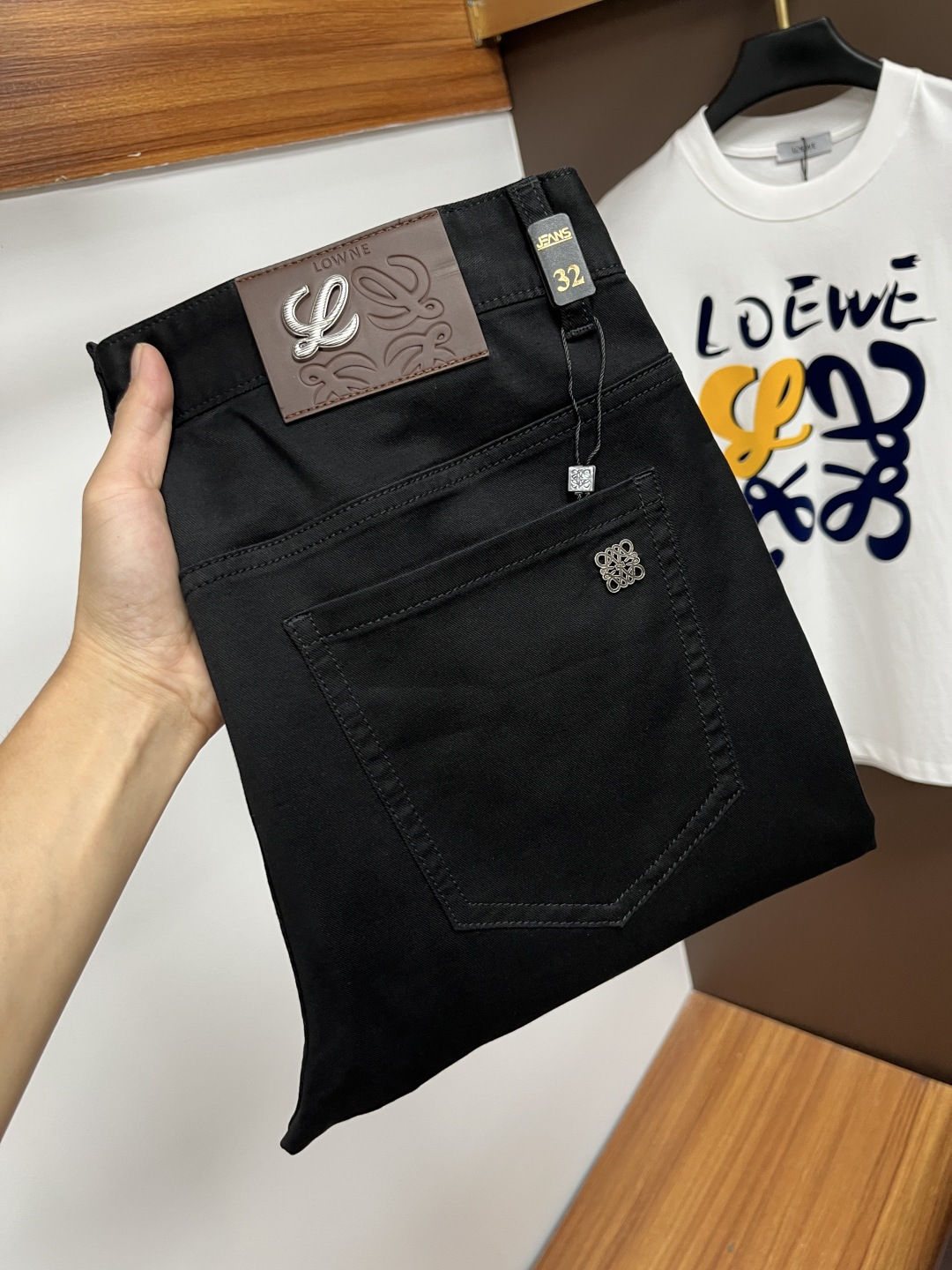 NO:514585,Luo Yiwei The latest jeans in summer 2025 are stress-free when entering and leaving the store. The counter is popular. Taste and value are shared. It is very comfortable to wear. It is low-key and luxurious. It is very classy when worn. The trouser style and cutting are not necessary. The upper body is exquisite and vivid. It is truly first-class and top-quality. The real palace-grade casual pants are made of Turkey cotton and produce the most famous tannin cloth. The quality is excellent. It is heavy washed and makes the pants very soft. The straight-footed style is not picky. The upper body is absolutely stylish. L25 is extremely luxurious!  Size 29-38, loewe, jeans, alexander wang19860909罗意威 2025年夏季最新品牛仔裤出入专卖店无压力 专柜热销款 品味与价值共享 身穿着非常舒适 低调不失奢华 穿出去非常有档次,裤型款式和裁剪亦无需多言 上身精致跃然.真正一等一顶级质料 真正殿堂级的休闲裤,选用土耳其的棉花 生产出最有名的单宁布 品质卓然 经过重水洗使得裤子很柔软 直脚的版型 不挑人 上身绝对的有型 L25 极度奢华！尺码29-38,,loewe,jeans,alexander wang,Men's clothing