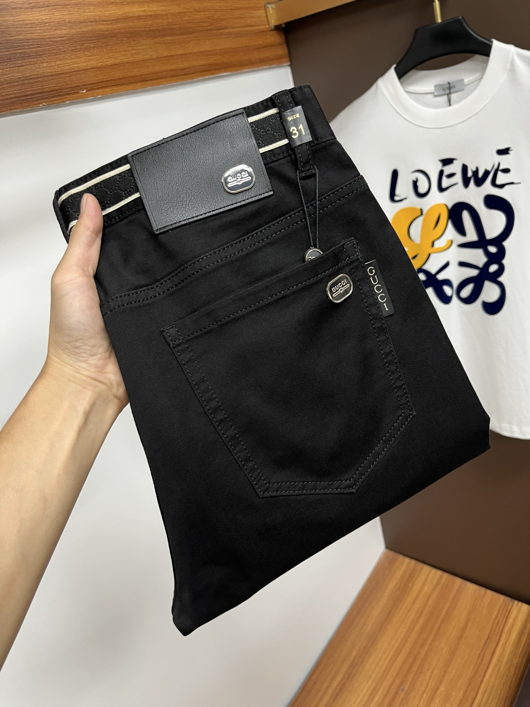 NO:510173,Guqi The latest jeans in summer 2025 are stress-free when entering and leaving the store. Hot-selling counters. Taste and value are shared. They are very comfortable to wear. Low-key and luxurious. They are very classy when worn. There is no need to say much about the style and cutting of the pants. The upper body is exquisite and vivid. The truly first-class quality is a top-notch material. The real palace-grade casual pants are made of Turkey cotton and produce the most famous tannin fabric. The quality is excellent. The pants are soft after heavy washing. The straight-footed style is not picky. The upper body is absolutely stylish. L25 is extremely luxurious!  Size 29-38, jeans,alexander wang19860909古奇 2025年夏季最新品牛仔裤出入专卖店无压力 专柜热销款 品味与价值共享 身穿着非常舒适 低调不失奢华 穿出去非常有档次,裤型款式和裁剪亦无需多言 上身精致跃然.真正一等一顶级质料 真正殿堂级的休闲裤,选用土耳其的棉花 生产出最有名的单宁布 品质卓然 经过重水洗使得裤子很柔软 直脚的版型 不挑人 上身绝对的有型 L25 极度奢华！尺码29-38,,jeans,alexander wang,Men's clothing