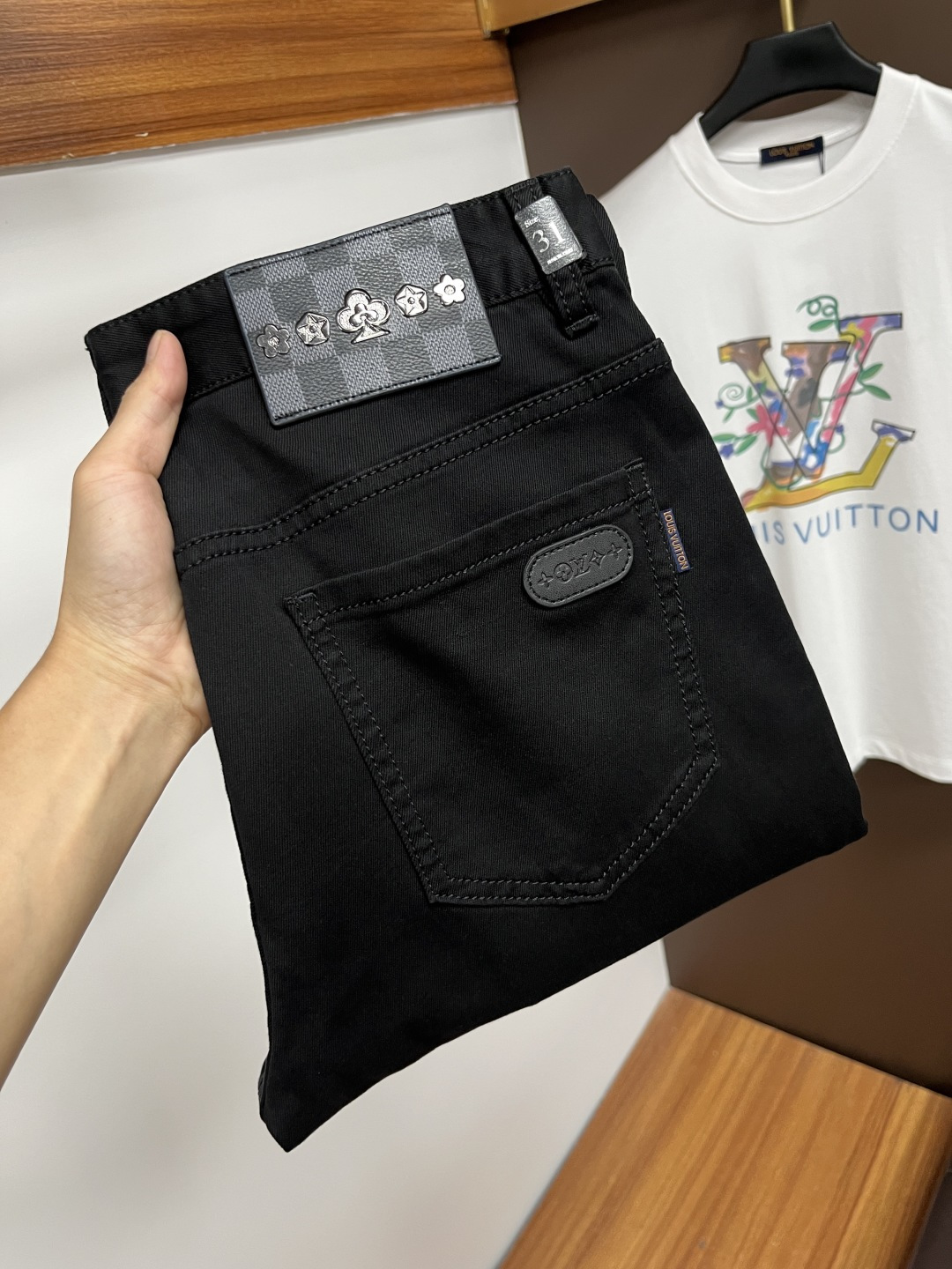 NO:519611,LV The latest jeans in summer 2025 are stress-free when entering and leaving the store. Hot-selling counters. Taste and value are shared. They are very comfortable to wear. Low-key and luxurious. They are very classy when worn. There is no need to say much about the style and cutting of the pants. The upper body is exquisite and vivid. The truly first-class quality is a top-notch material. The real palace-grade casual pants are made of Turkey cotton and produce the most famous tannin fabric. The quality is excellent. The pants are soft after heavy washing. The straight-footed style is not picky. The upper body is absolutely stylish. L25 is extremely luxurious!  Size 29-38, louis vuitton,jeans,alexander wang19860909LV 2025年夏季最新品牛仔裤出入专卖店无压力 专柜热销款 品味与价值共享 身穿着非常舒适 低调不失奢华 穿出去非常有档次,裤型款式和裁剪亦无需多言 上身精致跃然.真正一等一顶级质料 真正殿堂级的休闲裤,选用土耳其的棉花 生产出最有名的单宁布 品质卓然 经过重水洗使得裤子很柔软 直脚的版型 不挑人 上身绝对的有型 L25 极度奢华！尺码29-38,,louis vuitton,jeans,alexander wang,Men's clothing