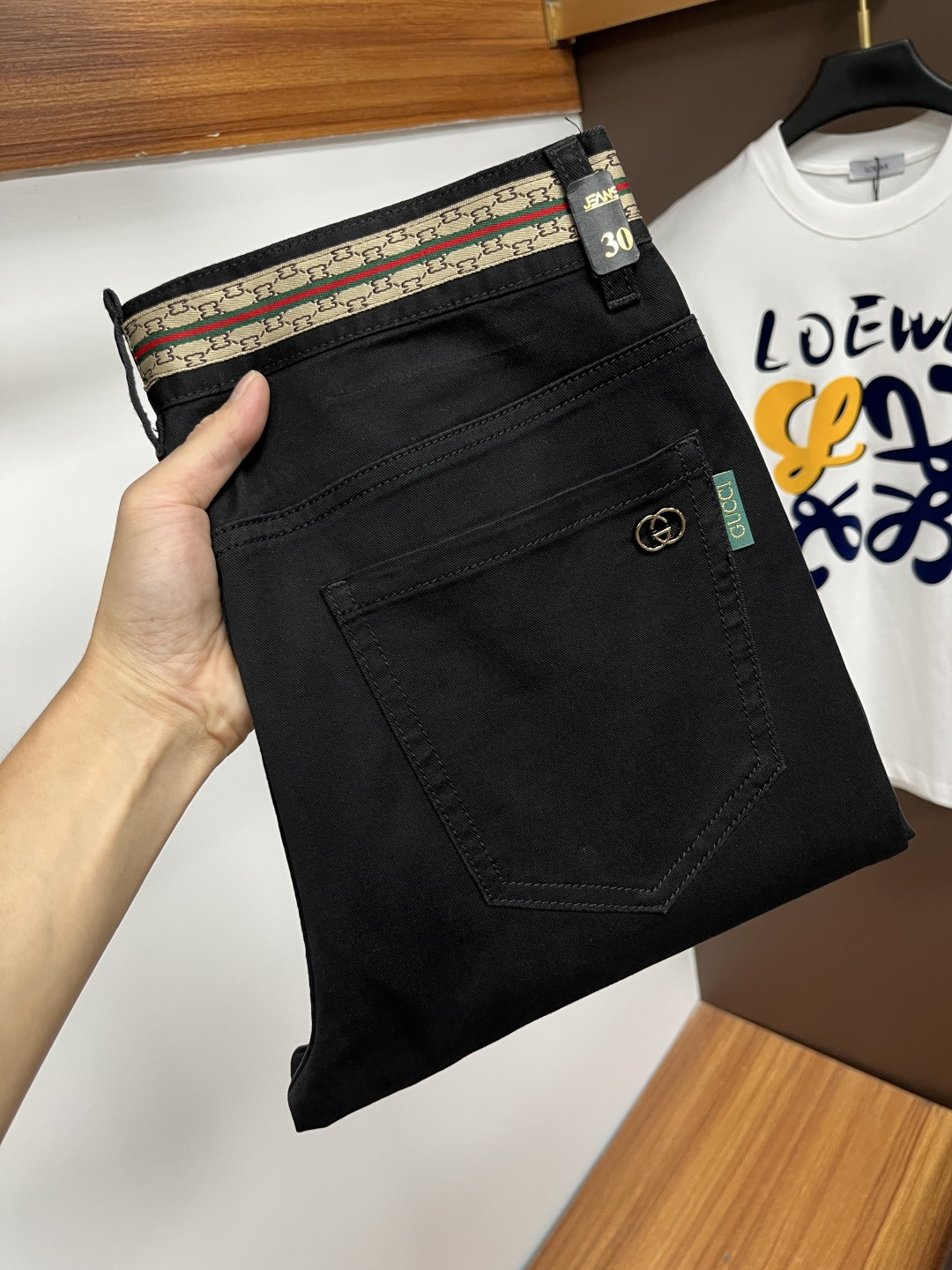 NO:510174,Guqi The latest jeans in summer 2025 are stress-free when entering and leaving the store. Hot-selling counters. Taste and value are shared. They are very comfortable to wear. Low-key and luxurious. They are very classy when worn. There is no need to say much about the style and cutting of the pants. The upper body is exquisite and vivid. The truly first-class quality is a top-notch material. The real palace-grade casual pants are made of Turkey cotton and produce the most famous tannin fabric. The quality is excellent. The pants are soft after heavy washing. The straight-footed style is not picky. The upper body is absolutely stylish. L25 is extremely luxurious!  Size 29-38, jeans,alexander wang19860909古奇 2025年夏季最新品牛仔裤出入专卖店无压力 专柜热销款 品味与价值共享 身穿着非常舒适 低调不失奢华 穿出去非常有档次,裤型款式和裁剪亦无需多言 上身精致跃然.真正一等一顶级质料 真正殿堂级的休闲裤,选用土耳其的棉花 生产出最有名的单宁布 品质卓然 经过重水洗使得裤子很柔软 直脚的版型 不挑人 上身绝对的有型 L25 极度奢华！尺码29-38,,jeans,alexander wang,Men's clothing