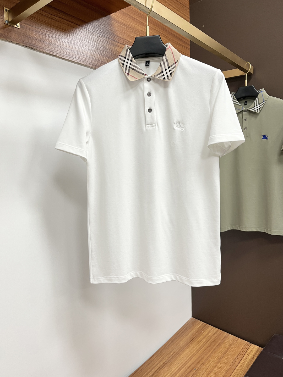 NO:522067,Burberry's classic Polo collar design in spring and summer 2025 is matched with simple single-breasted lines, neat and smooth lines, cleverly modifying the neck lines, showing elegant and gentlemanly style. The exquisite brand logo on the left chest adopts traceless pressing process, delicate and flat, and low-key reveals luxurious texture, showing the brand's ingenuity and quality pursuit in the subtleties. Selected high-quality fabrics, soft and smooth, with good breathability, and comfortable and comfortable wearing. Whether it is to wear casual trousers to show professionalism and ability; or to combine it with jeans to create a daily look to create a relaxed and comfortable atmosphere, it can be perfectly adapted. AM helps you interpret diverse styles with a calm attitude and show your unique taste. Size M-3XL, burberry, jeans, alexander wang19860909巴宝莉 2025春夏经典的Polo领设计,搭配简洁的单排扣,线条利落流畅,巧妙修饰颈部线条,彰显优雅绅士格调.左胸处精致的品牌标识,采用无痕压胶工艺,细腻而平整,低调间流露奢华质感,于细微之处展现品牌匠心与品质追求.精选优质面料,触感柔软顺滑,透气性佳,穿着舒适自在.无论是搭配休闲西裤出席商务场合,展现专业干练；还是与牛仔裤组合打造日常造型,营造轻松惬意氛围,它都能完美适配,AM助你以从容姿态诠释多样风格,尽显独特品味. 尺码M-3XL,,burberry,jeans,alexander wang,Men's clothing