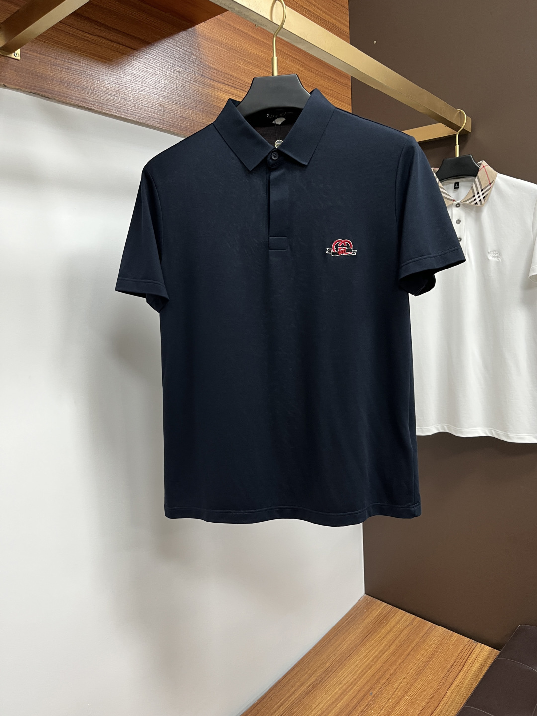 NO:522069,Guqi 2025 spring and summer classic Polo collar design, paired with simple single-breasted lines, neat and smooth lines, cleverly modifying the neck lines, showing elegant and gentlemanly style. The exquisite brand logo on the left chest adopts traceless pressing process, delicate and flat, low-key, and luxurious texture, showing the brand ingenuity and quality pursuit in the subtleties. Selected high-quality fabrics, soft and smooth touch, good breathability, and comfortable and comfortable to wear. Whether it is to wear casual trousers to show professionalism and ability; or to combine with jeans to create a daily look to create a relaxed and comfortable atmosphere, it can be perfectly adapted. AM helps you interpret diverse styles with a calm attitude and show your unique taste. Size M-3XL, jeans, alexander wang19860909古奇 2025春夏经典的Polo领设计,搭配简洁的单排扣,线条利落流畅,巧妙修饰颈部线条,彰显优雅绅士格调.左胸处精致的品牌标识,采用无痕压胶工艺,细腻而平整,低调间流露奢华质感,于细微之处展现品牌匠心与品质追求.精选优质面料,触感柔软顺滑,透气性佳,穿着舒适自在.无论是搭配休闲西裤出席商务场合,展现专业干练；还是与牛仔裤组合打造日常造型,营造轻松惬意氛围,它都能完美适配,AM助你以从容姿态诠释多样风格,尽显独特品味. 尺码M-3XL,,jeans,alexander wang,Men's clothing