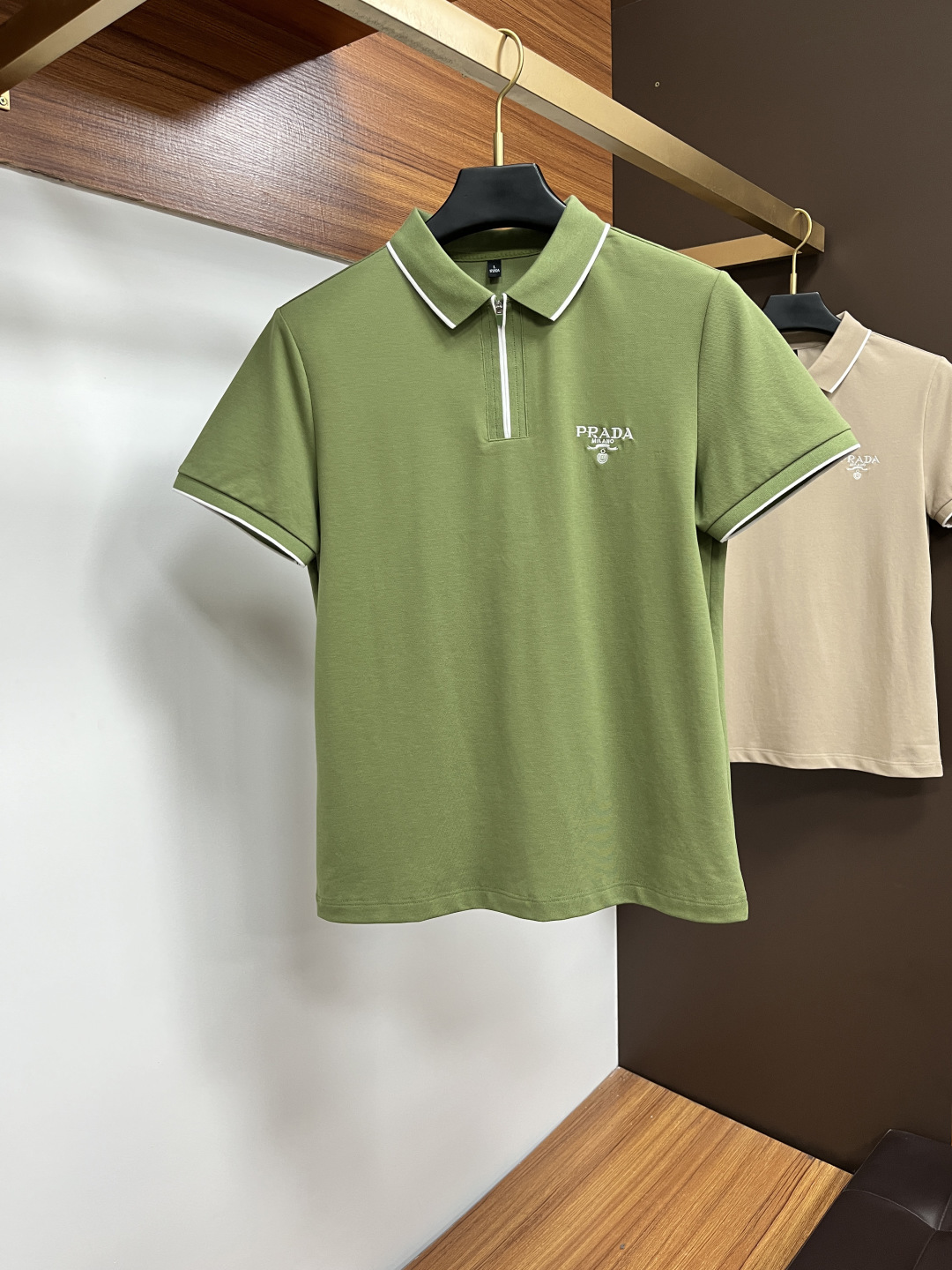 NO:522071,Prada 2025 spring and summer classic Polo collar design, paired with simple single-breasted lines, neat and smooth lines, cleverly modifying the neck lines, showing elegant and gentlemanly style. The exquisite brand logo on the left chest adopts traceless pressing process, delicate and flat, low-key, and luxurious texture, showing the brand's ingenuity and quality pursuit in the subtleties. Selected high-quality fabrics, soft and smooth touch, good breathability, and comfortable and comfortable to wear. Whether it is to wear casual trousers to show professionalism and ability; or to combine with jeans to create a daily look to create a relaxed and comfortable atmosphere, it can be perfectly adapted. AM helps you interpret diverse styles with a calm attitude and show your unique taste. Size M-3XL,,prada,jeans,alexander wang19860909普拉达 2025春夏经典的Polo领设计,搭配简洁的单排扣,线条利落流畅,巧妙修饰颈部线条,彰显优雅绅士格调.左胸处精致的品牌标识,采用无痕压胶工艺,细腻而平整,低调间流露奢华质感,于细微之处展现品牌匠心与品质追求.精选优质面料,触感柔软顺滑,透气性佳,穿着舒适自在.无论是搭配休闲西裤出席商务场合,展现专业干练；还是与牛仔裤组合打造日常造型,营造轻松惬意氛围,它都能完美适配,AM助你以从容姿态诠释多样风格,尽显独特品味. 尺码M-3XL,,prada,jeans,alexander wang,Men's clothing