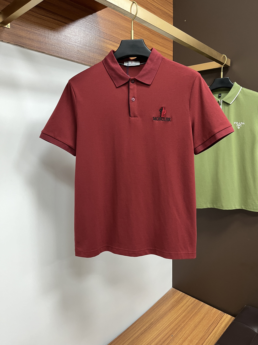 NO:518654,The classic Polo collar design of the spring and summer 2025 spring and summer, paired with simple single-breasted lines, neat and smooth lines, cleverly modifying the neck lines, showing elegant and gentlemanly style. The exquisite brand logo on the left chest adopts traceless pressing process, delicate and flat, and reveals luxurious texture in low-key, showing the brand's ingenuity and quality pursuit in the subtleties. Selected high-quality fabrics, soft and smooth, with good breathability, and comfortable and comfortable wearing. Whether it is to wear casual trousers to show professionalism and ability; or to combine with jeans to create a daily look to create a relaxed and comfortable atmosphere, it can be perfectly adapted. AM helps you interpret diverse styles with a calm attitude and show your unique taste. Size M-3XL, Moncler, jeans, alexander wang19860909蒙口 2025春夏经典的Polo领设计,搭配简洁的单排扣,线条利落流畅,巧妙修饰颈部线条,彰显优雅绅士格调.左胸处精致的品牌标识,采用无痕压胶工艺,细腻而平整,低调间流露奢华质感,于细微之处展现品牌匠心与品质追求.精选优质面料,触感柔软顺滑,透气性佳,穿着舒适自在.无论是搭配休闲西裤出席商务场合,展现专业干练；还是与牛仔裤组合打造日常造型,营造轻松惬意氛围,它都能完美适配,AM助你以从容姿态诠释多样风格,尽显独特品味. 尺码M-3XL,,Moncler,jeans,alexander wang,Men's clothing