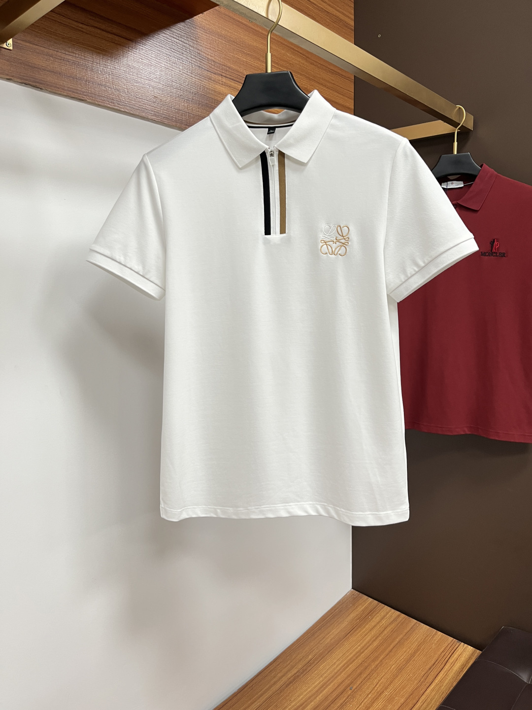 NO:518657,Luo Yiwei's classic Polo collar design in spring and summer 2025 is matched with simple single-breasted lines, neat and smooth lines, cleverly modifying the neck lines, showing elegant and gentlemanly style. The exquisite brand logo on the left chest adopts traceless glue pressing process, delicate and flat, and low-key reveals luxurious texture, showing the brand's ingenuity and quality pursuit in the subtleties. Selected high-quality fabrics, soft and smooth, breathable, and comfortable and comfortable to wear. Whether it is to wear casual trousers to show professionalism and ability; or to combine them with jeans to create a daily look to create a relaxed and comfortable atmosphere, it can be perfectly adapted. AM helps you interpret diverse styles with a calm attitude and show your unique taste. Size M-3XL,,loewe,jeans,alexander wang19860909罗意威 2025春夏经典的Polo领设计,搭配简洁的单排扣,线条利落流畅,巧妙修饰颈部线条,彰显优雅绅士格调.左胸处精致的品牌标识,采用无痕压胶工艺,细腻而平整,低调间流露奢华质感,于细微之处展现品牌匠心与品质追求.精选优质面料,触感柔软顺滑,透气性佳,穿着舒适自在.无论是搭配休闲西裤出席商务场合,展现专业干练；还是与牛仔裤组合打造日常造型,营造轻松惬意氛围,它都能完美适配,AM助你以从容姿态诠释多样风格,尽显独特品味. 尺码M-3XL,,loewe,jeans,alexander wang,Men's clothing