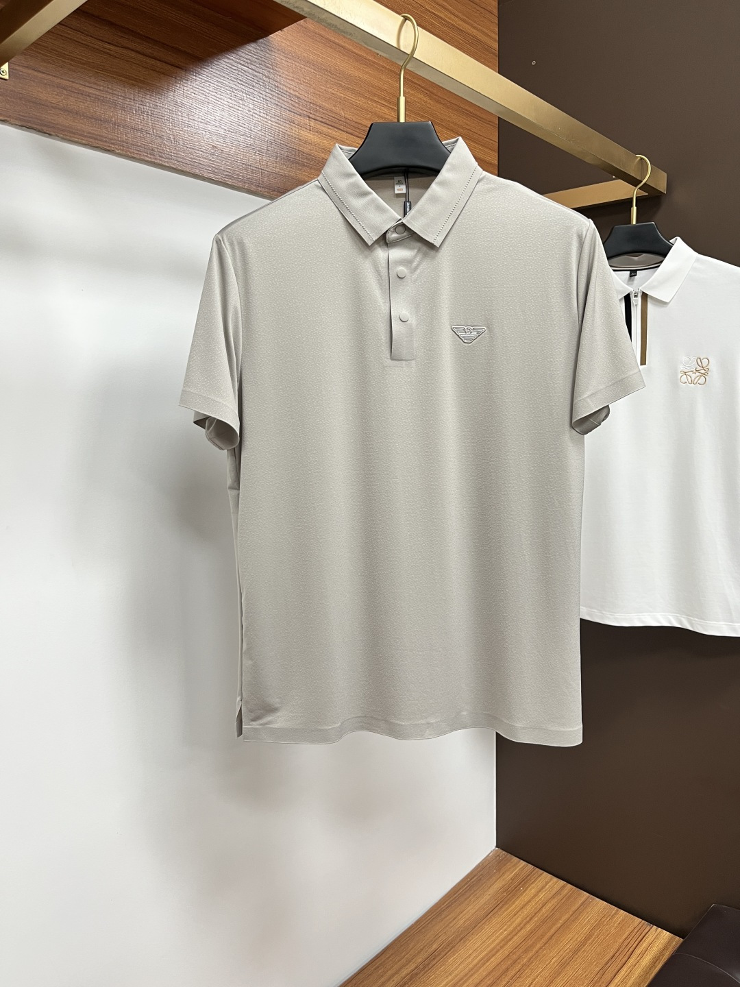 NO:518659,Armani Spring and Summer 2025 classic Polo collar design, paired with simple single-breasted lines, neat and smooth lines, cleverly modifying the neck lines, showing elegant and gentlemanly style. The exquisite brand logo on the left chest adopts traceless glue pressing process, delicate and flat, low-key reveals luxurious texture, showing the brand's ingenuity and quality pursuit in the subtleties. Selected high-quality fabrics, soft and smooth, breathable, and comfortable and comfortable to wear. Whether it is to wear casual trousers to show professionalism and ability; or to combine them with jeans to create a daily look to create a relaxed and comfortable atmosphere, it can be perfectly adapted. AM helps you interpret diverse styles with a calm attitude and show your unique taste. Size M-3XL,,armani,jeans,alexander wang19860909阿玛尼 2025春夏经典的Polo领设计,搭配简洁的单排扣,线条利落流畅,巧妙修饰颈部线条,彰显优雅绅士格调.左胸处精致的品牌标识,采用无痕压胶工艺,细腻而平整,低调间流露奢华质感,于细微之处展现品牌匠心与品质追求.精选优质面料,触感柔软顺滑,透气性佳,穿着舒适自在.无论是搭配休闲西裤出席商务场合,展现专业干练；还是与牛仔裤组合打造日常造型,营造轻松惬意氛围,它都能完美适配,AM助你以从容姿态诠释多样风格,尽显独特品味. 尺码M-3XL,,armani,jeans,alexander wang,Men's clothing