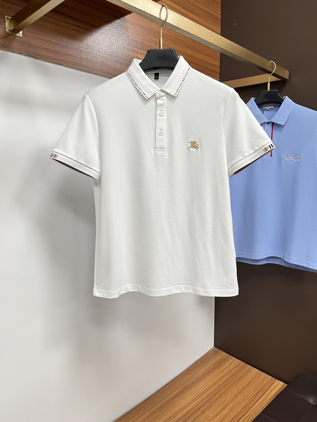 NO:518661,Burberry's classic Polo collar design in spring and summer 2025 is matched with simple single-breasted lines, neat and smooth lines, cleverly modifying the neck lines, showing elegant and gentlemanly style. The exquisite brand logo on the left chest adopts traceless pressing process, delicate and flat, and low-key reveals luxurious texture, showing the brand's ingenuity and quality pursuit in the subtleties. Selected high-quality fabrics, soft and smooth, with good breathability, and comfortable and comfortable wearing. Whether it is to wear casual trousers to show professionalism and ability; or to combine it with jeans to create a daily look to create a relaxed and comfortable atmosphere, it can be perfectly adapted. AM helps you interpret diverse styles with a calm attitude and show your unique taste. Size M-3XL, burberry, jeans, alexander wang19860909巴宝莉 2025春夏经典的Polo领设计,搭配简洁的单排扣,线条利落流畅,巧妙修饰颈部线条,彰显优雅绅士格调.左胸处精致的品牌标识,采用无痕压胶工艺,细腻而平整,低调间流露奢华质感,于细微之处展现品牌匠心与品质追求.精选优质面料,触感柔软顺滑,透气性佳,穿着舒适自在.无论是搭配休闲西裤出席商务场合,展现专业干练；还是与牛仔裤组合打造日常造型,营造轻松惬意氛围,它都能完美适配,AM助你以从容姿态诠释多样风格,尽显独特品味. 尺码M-3XL,,burberry,jeans,alexander wang,Men's clothing