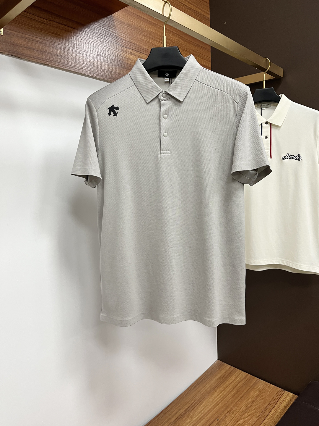 NO:518667,The classic Polo collar design of 2025 spring and summer 2025 is matched with simple single-breasted lines, neat and smooth lines, cleverly modifying the neck lines, showing elegant and gentlemanly style. The exquisite brand logo on the left chest adopts traceless pressing process, delicate and flat, and reveals luxurious texture in low-key, showing the brand's ingenuity and quality pursuit in the subtleties. Selected high-quality fabrics, soft and smooth, breathable, and comfortable and comfortable to wear. Whether it is to wear casual trousers to show professionalism and ability; or to combine with jeans to create a daily look to create a relaxed and comfortable atmosphere, it can be perfectly adapted. AM helps you interpret diverse styles with a calm attitude and show your unique taste. Size M-3XL, jeans, alexander wang19860909迪桑特 2025春夏经典的Polo领设计,搭配简洁的单排扣,线条利落流畅,巧妙修饰颈部线条,彰显优雅绅士格调.左胸处精致的品牌标识,采用无痕压胶工艺,细腻而平整,低调间流露奢华质感,于细微之处展现品牌匠心与品质追求.精选优质面料,触感柔软顺滑,透气性佳,穿着舒适自在.无论是搭配休闲西裤出席商务场合,展现专业干练；还是与牛仔裤组合打造日常造型,营造轻松惬意氛围,它都能完美适配,AM助你以从容姿态诠释多样风格,尽显独特品味. 尺码M-3XL,,jeans,alexander wang,Men's clothing