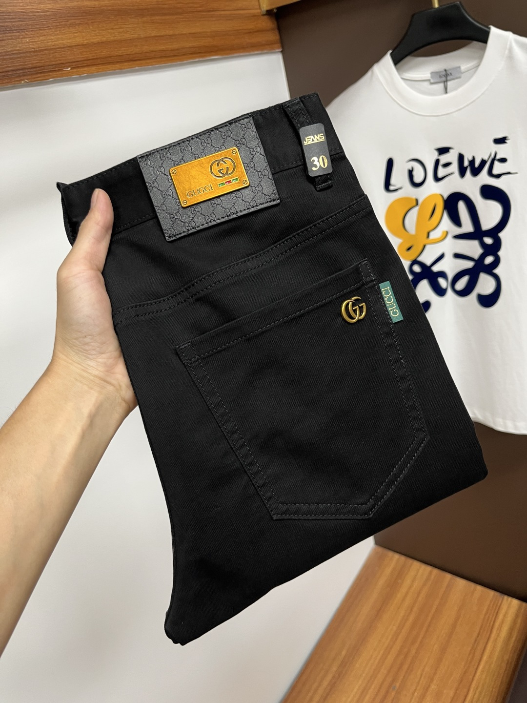 NO:520919,Guchi The latest jeans in summer are stress-free when entering and leaving the store. Hot-selling counters. Taste and value are shared. They are very comfortable to wear. Low-key and luxurious. They are very classy when worn. There is no need to say much about the style and cutting of the pants. The upper body is exquisite and vivid. The true first-class quality is a truly palace-grade casual pants, which are made of Turkish cotton, and produce the most famous tannin cloth. The quality is excellent. The pants are soft after heavy washing. The straight-footed style is not picky. The upper body is absolutely stylish. L25 is extremely luxurious!  Size 29-38, jeans,alexander wang19860909古奇 年夏季最新品牛仔裤出入专卖店无压力 专柜热销款 品味与价值共享 身穿着非常舒适 低调不失奢华 穿出去非常有档次,裤型款式和裁剪亦无需多言 上身精致跃然.真正一等一顶级质料 真正殿堂级的休闲裤,选用土耳其的棉花 生产出最有名的单宁布 品质卓然 经过重水洗使得裤子很柔软 直脚的版型 不挑人 上身绝对的有型 L25 极度奢华！尺码29-38,,jeans,alexander wang,Men's clothing