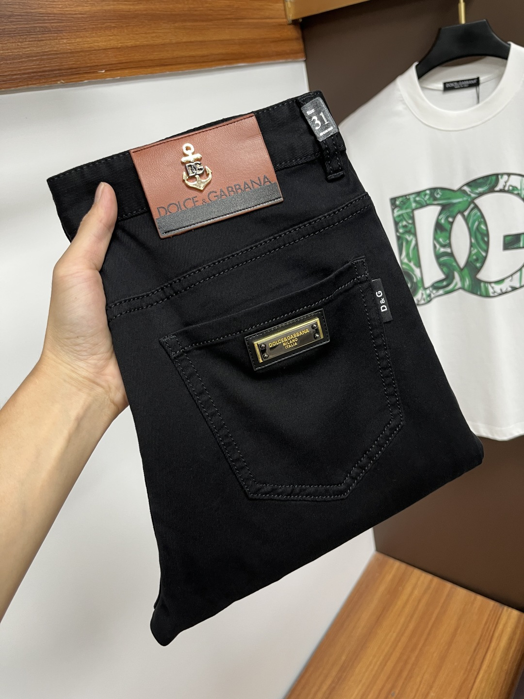 NO:520920,DG's latest summer jeans are stress-free when entering and leaving the store. The counter is popular. Taste and value are shared. It is very comfortable to wear. It is low-key and luxurious. It is very classy when worn. The trouser style and cutting are not too much. The upper body is exquisite and vivid. It is truly first-class and top-quality. The real palace-grade casual pants are made of Turkish cotton and produce the most famous tannin cloth. The quality is excellent. It is heavy washing and makes the pants very soft. The straight-footed style is not picky. The upper body is absolutely stylish. L25 is extremely luxurious!  Size 29-38, jeans,alexander wang19860909DG 年夏季最新品牛仔裤出入专卖店无压力 专柜热销款 品味与价值共享 身穿着非常舒适 低调不失奢华 穿出去非常有档次,裤型款式和裁剪亦无需多言 上身精致跃然.真正一等一顶级质料 真正殿堂级的休闲裤,选用土耳其的棉花 生产出最有名的单宁布 品质卓然 经过重水洗使得裤子很柔软 直脚的版型 不挑人 上身绝对的有型 L25 极度奢华！尺码29-38,,jeans,alexander wang,Men's clothing