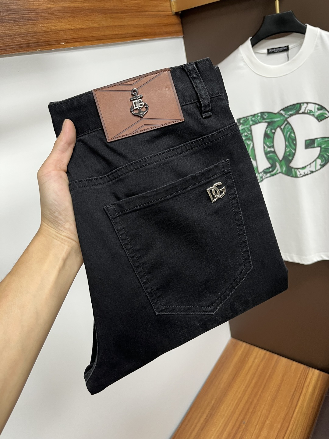 NO:515610,DG's latest summer 2025 jeans are stress-free when entering and leaving the store. The counter is popular. Taste and value are shared. It is very comfortable to wear. It is low-key and luxurious. It is very classy when worn. The trouser style and cutting are not too much. The upper body is exquisite and vivid. It is truly first-class and top-quality. The real palace-grade casual pants are made of Turkey cotton and produce the most famous tannin cloth. The quality is excellent. It is heavy washing and makes the pants very soft. The straight-footed style is not picky. The upper body is absolutely stylish. L25 is extremely luxurious!  Size 29-38, jeans,alexander wang19860909DG 2025年夏季最新品牛仔裤出入专卖店无压力 专柜热销款 品味与价值共享 身穿着非常舒适 低调不失奢华 穿出去非常有档次,裤型款式和裁剪亦无需多言 上身精致跃然.真正一等一顶级质料 真正殿堂级的休闲裤,选用土耳其的棉花 生产出最有名的单宁布 品质卓然 经过重水洗使得裤子很柔软 直脚的版型 不挑人 上身绝对的有型 L25 极度奢华！尺码29-38,,jeans,alexander wang,Men's clothing