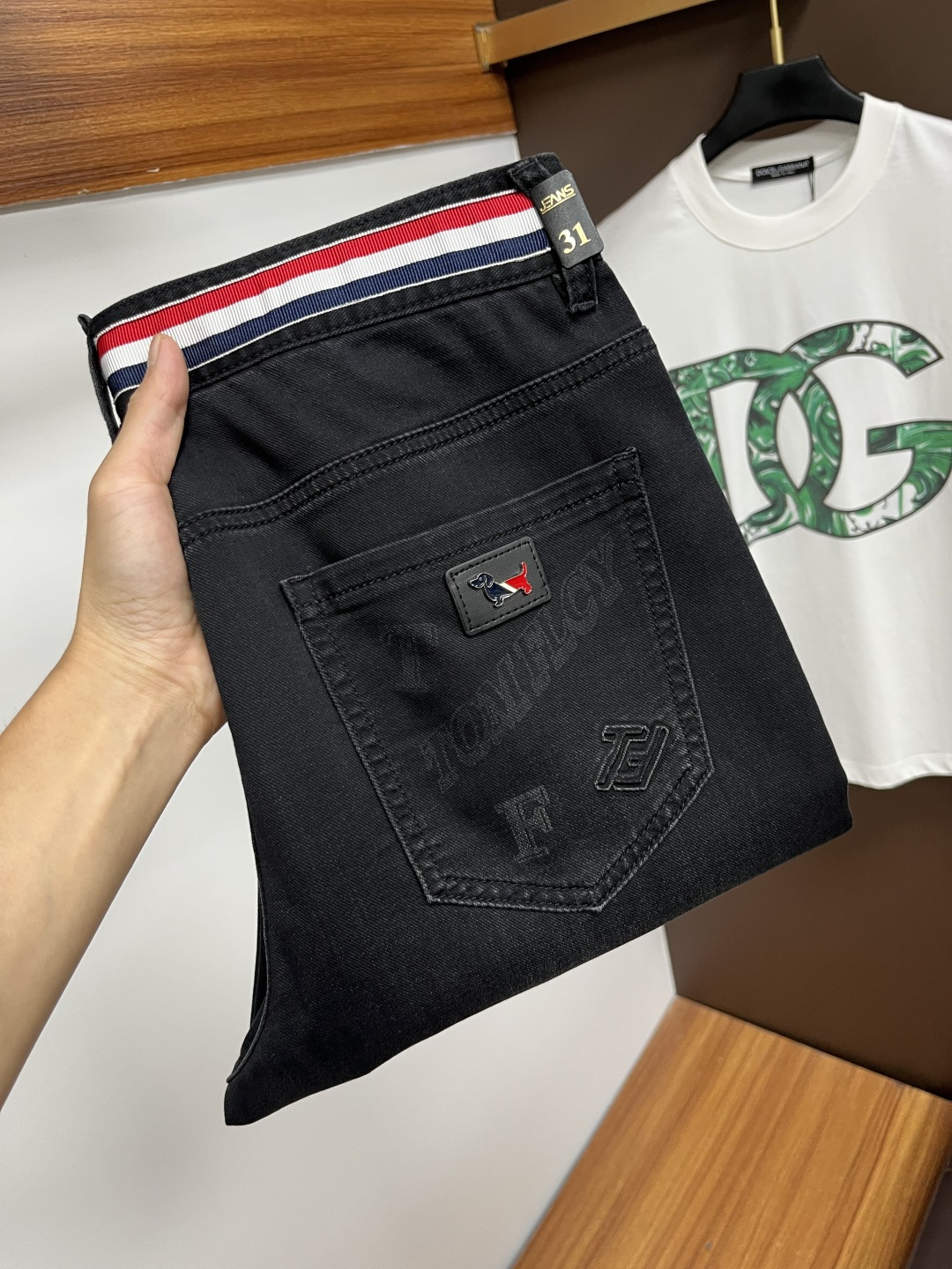 NO:515612,TB The latest jeans in summer 2025 are stress-free when entering and leaving the store. Hot-selling counters. Taste and value are shared. They are very comfortable to wear. Low-key and luxurious. They are very classy when worn. There is no need to say much about the style and cutting of the pants. The upper body is exquisite and vivid. The truly first-class quality is a top-notch material. The real palace-grade casual pants are made of Turkey cotton and produce the most famous tannin fabric. The quality is excellent. The pants are soft after heavy washing. The straight-footed style is not picky. The upper body is absolutely stylish. L25 is extremely luxurious!  Size 29-38, jeans,alexander wang19860909TB 2025年夏季最新品牛仔裤出入专卖店无压力 专柜热销款 品味与价值共享 身穿着非常舒适 低调不失奢华 穿出去非常有档次,裤型款式和裁剪亦无需多言 上身精致跃然.真正一等一顶级质料 真正殿堂级的休闲裤,选用土耳其的棉花 生产出最有名的单宁布 品质卓然 经过重水洗使得裤子很柔软 直脚的版型 不挑人 上身绝对的有型 L25 极度奢华！尺码29-38,,jeans,alexander wang,Men's clothing