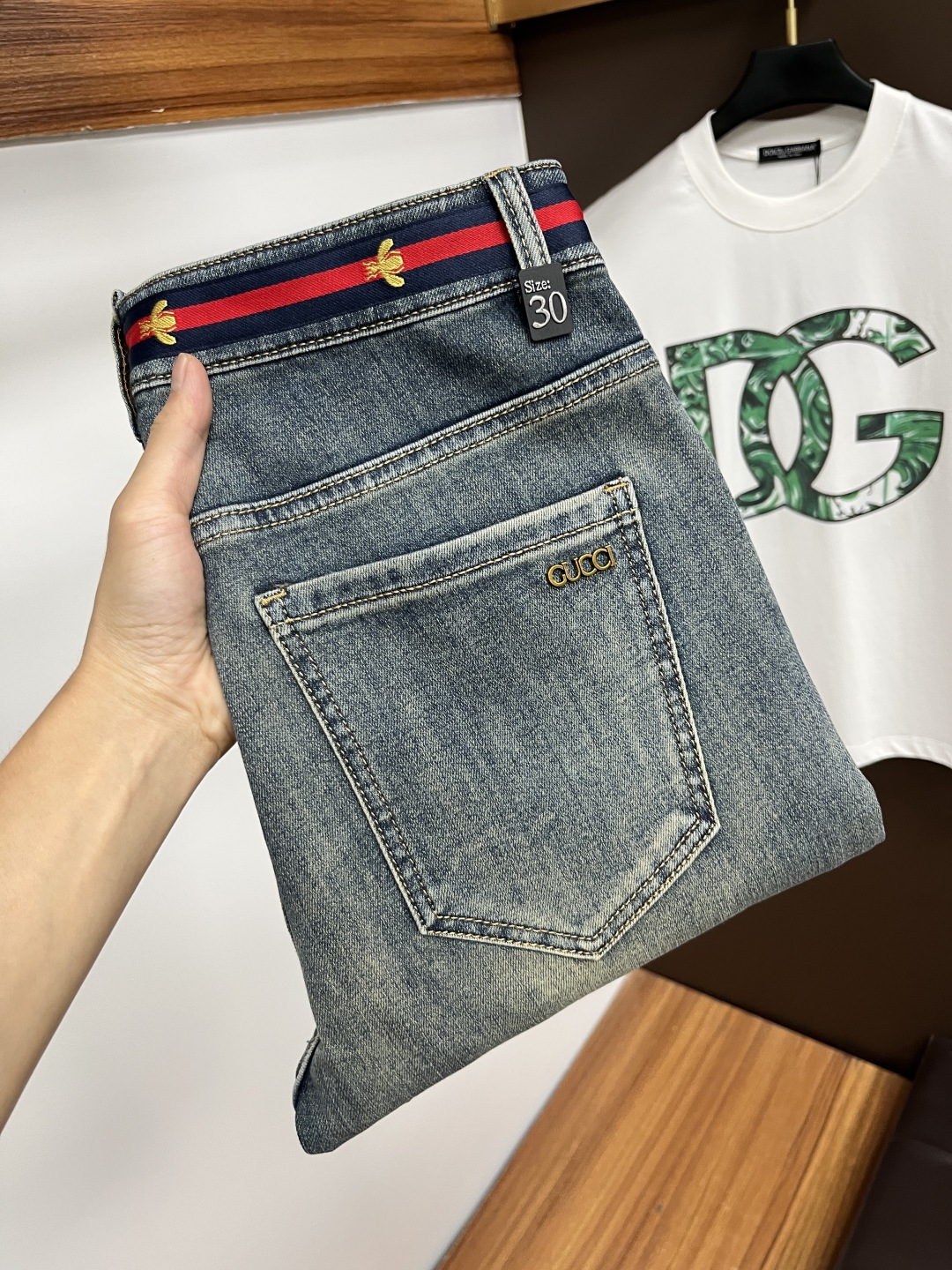 NO:515614,Guqi The latest jeans in summer 2025 are stress-free when entering and leaving the store. Hot-selling counters. Taste and value are shared. They are very comfortable to wear. Low-key and luxurious. They are very classy when worn. There is no need to say much about the style and cutting of the pants. The upper body is exquisite and vivid. The truly first-class quality is a top-notch material. The real palace-grade casual pants are made of Turkey cotton and produce the most famous tannin fabric. The quality is excellent. The pants are soft after heavy washing. The straight-footed style is not picky. The upper body is absolutely stylish. L25 is extremely luxurious!  Size 29-38, jeans,alexander wang19860909古奇 2025年夏季最新品牛仔裤出入专卖店无压力 专柜热销款 品味与价值共享 身穿着非常舒适 低调不失奢华 穿出去非常有档次,裤型款式和裁剪亦无需多言 上身精致跃然.真正一等一顶级质料 真正殿堂级的休闲裤,选用土耳其的棉花 生产出最有名的单宁布 品质卓然 经过重水洗使得裤子很柔软 直脚的版型 不挑人 上身绝对的有型 L25 极度奢华！尺码29-38,,jeans,alexander wang,Men's clothing