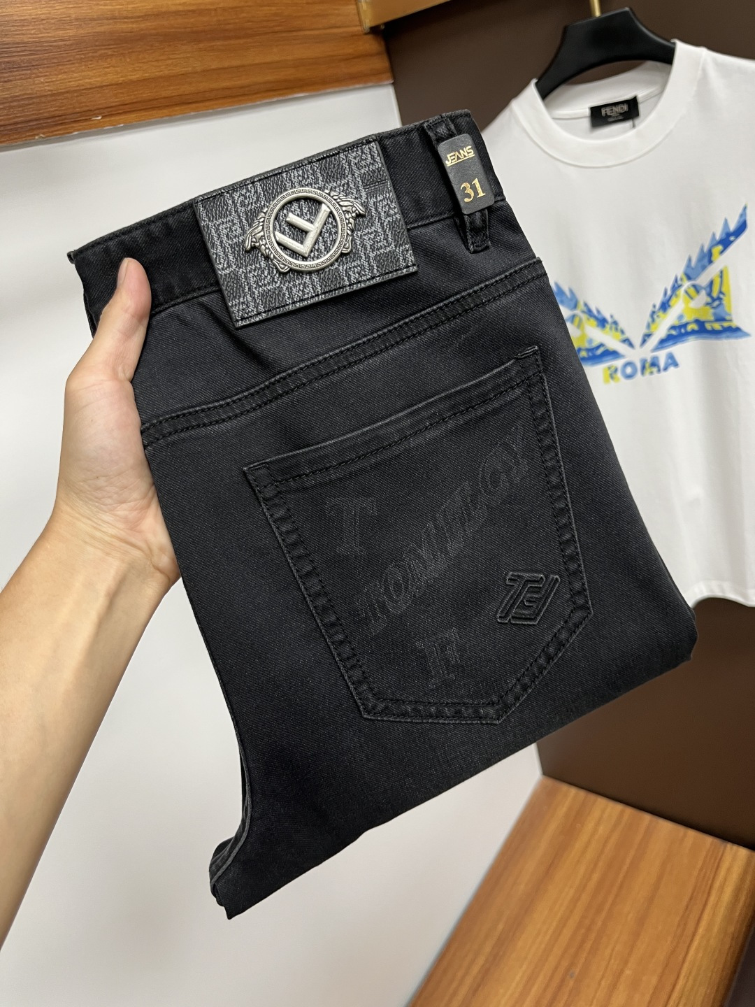 NO:515616,Fendi The latest jeans in summer 2025 are stress-free when entering and leaving the store. Hot-selling counters. Taste and value are shared. They are very comfortable to wear. Low-key and luxurious. They are very classy when worn. There is no need to say much about the style and cutting of the pants. The upper body is exquisite and vivid. The truly first-class quality is a top-notch material. The real palace-grade casual pants are made of Turkey cotton and produce the most famous tannin fabric. The quality is excellent. The pants are soft after heavy washing. The straight-footed style is not picky. The upper body is absolutely stylish. L25 is extremely luxurious!  Size 29-38, fendi, jeans, alexander wang19860909芬迪 2025年夏季最新品牛仔裤出入专卖店无压力 专柜热销款 品味与价值共享 身穿着非常舒适 低调不失奢华 穿出去非常有档次,裤型款式和裁剪亦无需多言 上身精致跃然.真正一等一顶级质料 真正殿堂级的休闲裤,选用土耳其的棉花 生产出最有名的单宁布 品质卓然 经过重水洗使得裤子很柔软 直脚的版型 不挑人 上身绝对的有型 L25 极度奢华！尺码29-38,,fendi,jeans,alexander wang,Men's clothing