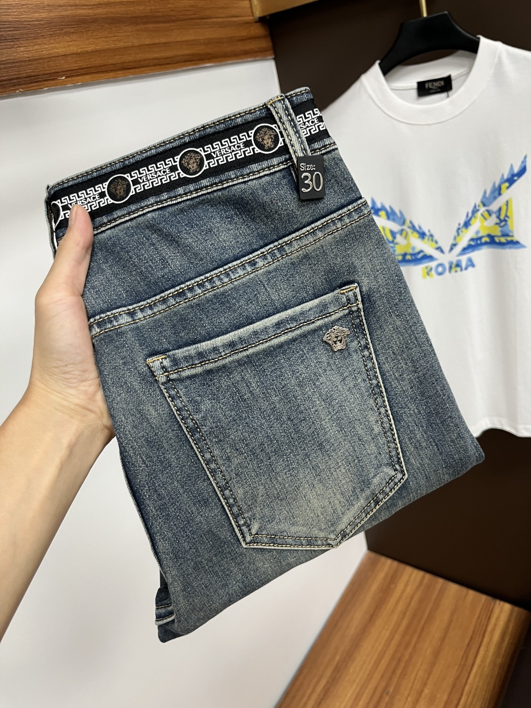 NO:515618,Versace The latest jeans in summer 2025 are stress-free when entering and leaving the store. Hot-selling counters. Taste and value are shared. They are very comfortable to wear. Low-key and luxurious. They are very classy when worn. There is no need to say much about the style and cutting of the pants. The upper body is exquisite and vivid. The truly first-class quality is a top-notch material. The real palace-grade casual pants are made of Turkey cotton and produce the most famous tannin fabric. The quality is excellent. The pants are soft after heavy washing. The straight-footed style is not picky. The upper body is absolutely stylish. L25 is extremely luxurious!  Size 29-38, versace, jeans, alexander wang19860909范思哲 2025年夏季最新品牛仔裤出入专卖店无压力 专柜热销款 品味与价值共享 身穿着非常舒适 低调不失奢华 穿出去非常有档次,裤型款式和裁剪亦无需多言 上身精致跃然.真正一等一顶级质料 真正殿堂级的休闲裤,选用土耳其的棉花 生产出最有名的单宁布 品质卓然 经过重水洗使得裤子很柔软 直脚的版型 不挑人 上身绝对的有型 L25 极度奢华！尺码29-38,,versace,jeans,alexander wang,Men's clothing