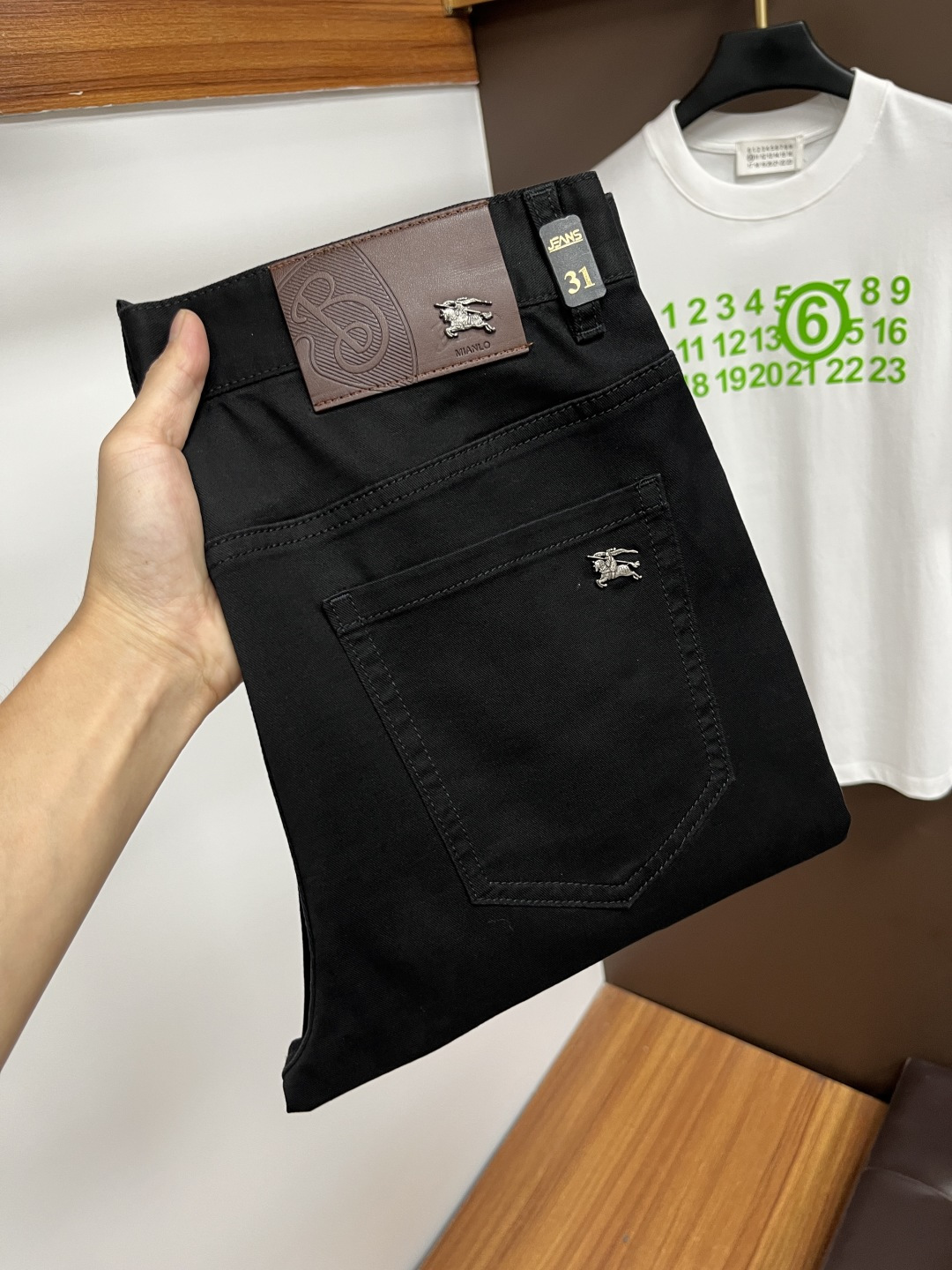 NO:519614,DG's latest summer 2025 jeans are stress-free when entering and leaving the store. Hot-selling counters. Taste and value are shared. They are very comfortable to wear. Low-key and luxurious. They are very classy when worn. There is no need to say much about the style and cutting of the pants. The upper body is exquisite and vivid. The truly first-class quality is a top-notch material. The real palace-grade casual pants are made of Turkey cotton and produce the most famous tannin fabric. The quality is excellent. The pants are soft after heavy washing. The straight-footed style is not picky. The upper body is absolutely stylish. L25 is extremely luxurious!  Size 29-38, jeans,alexander wang19860909DG 2025年夏季最新品牛仔裤出入专卖店无压力 专柜热销款 品味与价值共享 身穿着非常舒适 低调不失奢华 穿出去非常有档次,裤型款式和裁剪亦无需多言 上身精致跃然.真正一等一顶级质料 真正殿堂级的休闲裤,选用土耳其的棉花 生产出最有名的单宁布 品质卓然 经过重水洗使得裤子很柔软 直脚的版型 不挑人 上身绝对的有型 L25 极度奢华！尺码29-38,,jeans,alexander wang,Men's clothing